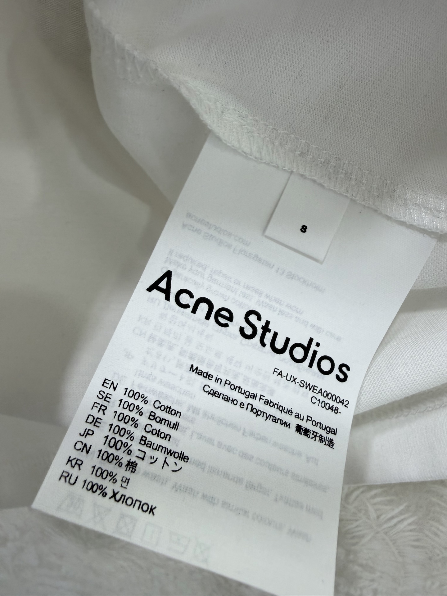 🔥🔥ACNE 26新款短袖T恤 谁的衣柜里还没有一件Acne白T！这件真的是万年百搭款～胸前印有品牌标志