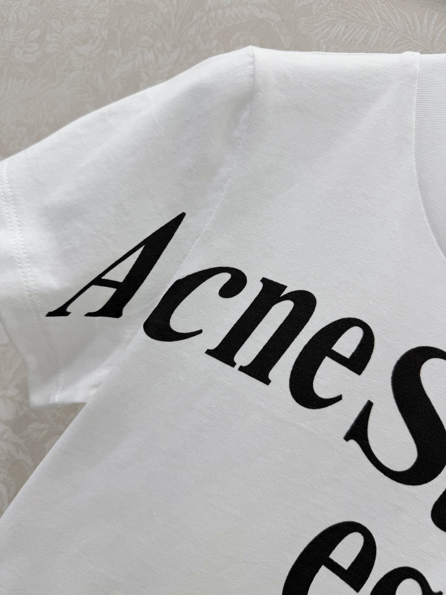 🔥🔥ACNE 26新款短袖T恤 谁的衣柜里还没有一件Acne白T！这件真的是万年百搭款～胸前印有品牌标志