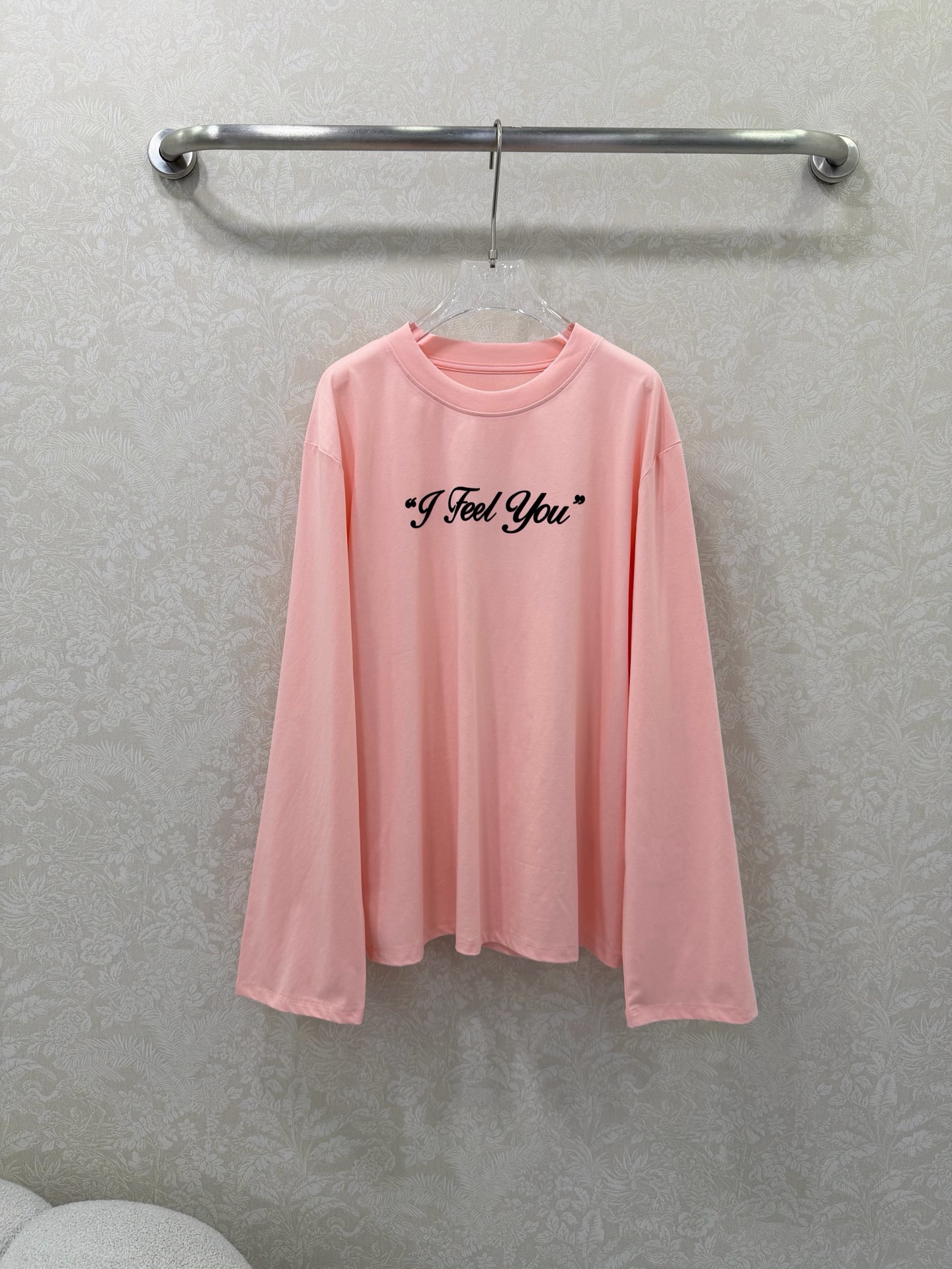 NO:755250,ACNE 26 new long-sleeved tops, same style for couples ~ Who doesn’t have an Acne piece in their wardrobe yet?  Classic round neck + loose dropped shoulders + short silhouette, very tolerant to the body, covering the flesh and making you look slim, lazy and casual. 'I Feel You' flocked floral English print on the chest, decorated with quotation marks, literary and romantic, highly recognizable, full of tenderness. Both pink and blue colors are very beautiful, and can also be worn as a couple's style~  The soft and waxy cotton blended fabric is very soft, very comfortable on the upper body, has a great drape, and doesn't look bloated at all ~ The loose off-the-shoulder version is super friendly to all body types, covering the flesh and making you look slimmer, and makes you feel full and lazy!  The 'I Feel You' floral print on the chest is so striking, artistic and romantic, and the gentleness directly fills the 2 colors and 3 sizes SMLB, women's clothing, acne studios,19860909ACNE 26新款长袖上衣 情侣同款~谁的衣柜里还没有一件Acne！经典圆领+宽松落肩+短款廓形,对身材包容度极高,遮肉显瘦,慵懒随性 胸前印有“I Feel You”植绒花体英文印花,搭配引号装饰,文艺又浪漫,极具辨识度,温柔感拉满.粉蓝两个颜色都巨好看,还能当情侣款穿～ 软糯的棉混纺面料软乎乎的,上身巨舒服,垂坠感超棒,完全不会显臃肿～ 宽松落肩版型对各种身材都超友好,遮肉显瘦,慵懒感拉满！ 胸前的“I Feel You”花体印花太戳了,文艺又浪漫,温柔感直接拉满2色3码SMLB,女装,acne studios,,Women's clothing