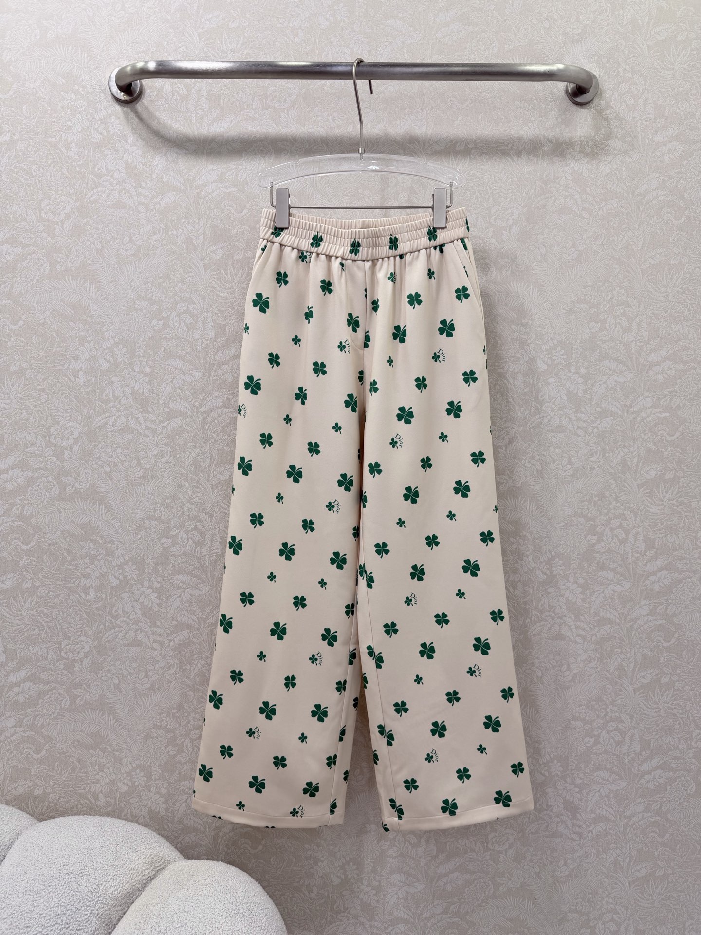 NO:755256,Dio*26's new lucky four-leaf clover printed elastic waist wide-leg pants. The green four-leaf clover print is so fresh. It comes with a retro filter and makes you feel gentle~ The whole body is printed with a green lucky four-leaf clover pattern, which is fresh and retro. It has a 'good luck blessing' atmosphere and breaks the monotony of solid colors. The small letters of the brand are hidden in it. It is neither ostentatious nor monotonous. The upper body is very comfortable and does not stick to the legs at all. It is also very cool to wear in summer ~  The high-waisted elastic drawstring design is super friendly to the waist and abdomen, and it will not tighten your stomach even after eating a full meal. The wide-leg version completely covers the thigh flesh, making you look taller and slimmer. Pear-shaped sisters close their eyes and rush!  2 colors and 3 codes SMLPE, Dior-clothing, dior, dior, loro piana,19860909Dio*26新款幸运四叶草印花松紧腰阔腿裤 绿色四叶草印花太清新了,自带复古滤镜,温柔感拉满～ 全身满印绿色幸运四叶草图案,清新复古,自带“好运加持”的氛围感,打破纯色单调,品牌小字母暗藏其中 不张扬也不单调 上身巨舒服,完全不贴腿,夏天穿也巨凉快～ 高腰松紧抽绳设计对腰腹超友好,吃饱饭也不会勒肚子,阔腿版型把大腿肉肉全遮住,显高又显瘦,梨形姐妹闭眼冲！2色3码SMLPE,迪奥-服装,dior,dior,loro piana,,Women's clothing