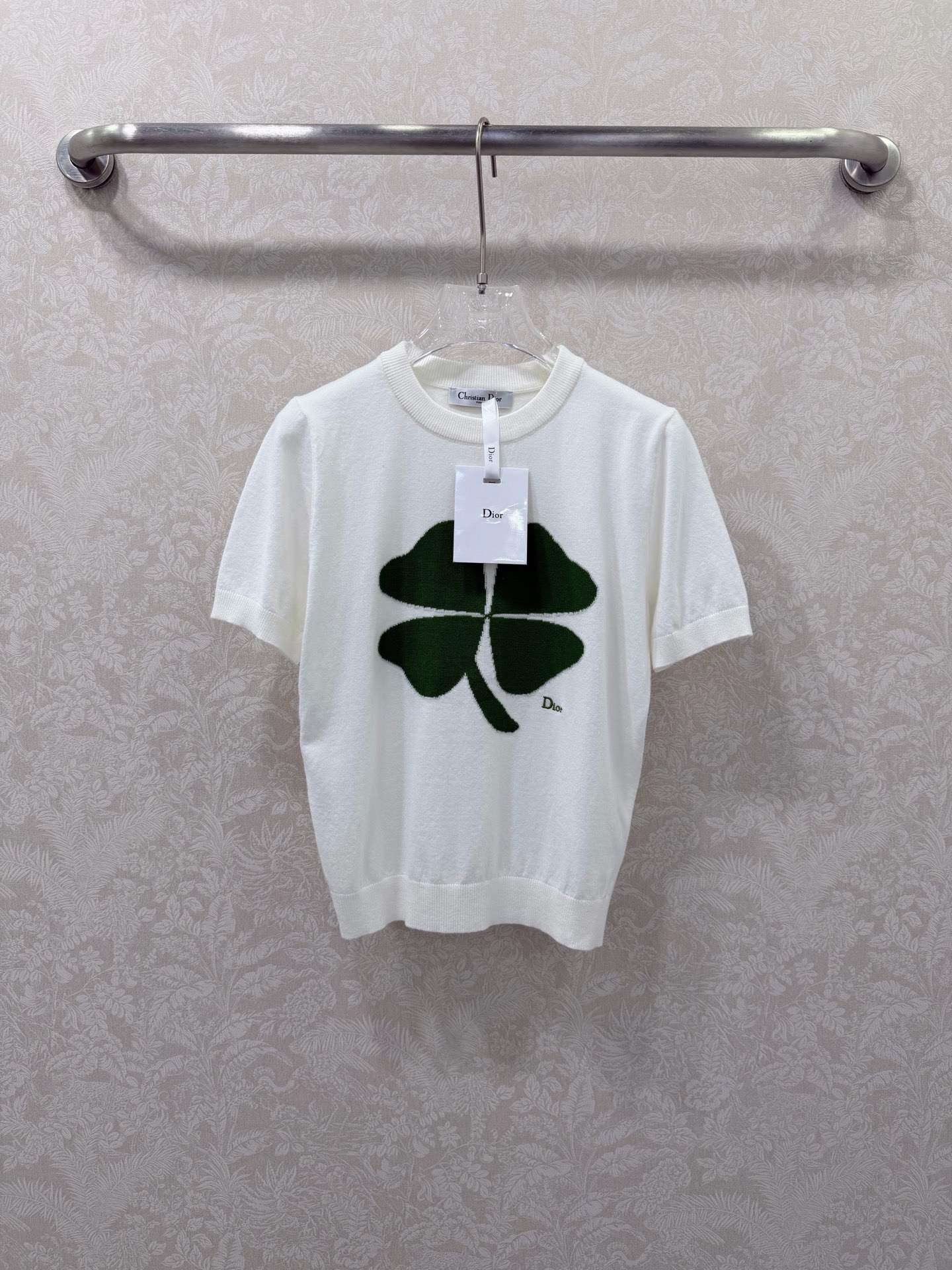 NO:755260,Dio*26 new lucky four-leaf clover jacquard short-sleeved sweater uses three-dimensional jacquard technology on the chest, showing a large green lucky four-leaf clover pattern, with a small 'Dio*' logo in the lower right corner. It is fresh and retro, with a 'good luck blessing' atmosphere and is highly recognizable. The delicate wool knitted fabric is soft and comfortable for the upper body, breathable and not sweaty, and it is completely stress-free to wear in summer~  The classic round neck + short version is neat and slim, and can be easily controlled by small people. The waistline is exposed to make you look taller!  2 colors and 3 codes SMLPE, Dior-clothing, dior, dior, loro piana, T-shirt,19860909Dio*26新款幸运四叶草提花短袖针织衫 胸前采用立体提花工艺,呈现大号绿色幸运四叶草图案,搭配右下角“Dio*”小标识,清新复古,自带“好运加持”的氛围感,极具辨识度.细腻的羊毛针织面料软乎乎的,上身巨舒服,透气不闷汗,夏天穿也完全无压力～ 经典圆领+短款版型,利落显瘦,小个子也能轻松驾驭,露出腰线更显高！2色3码SMLPE,迪奥-服装,dior,dior,loro piana,T-shirt,,Women's clothing