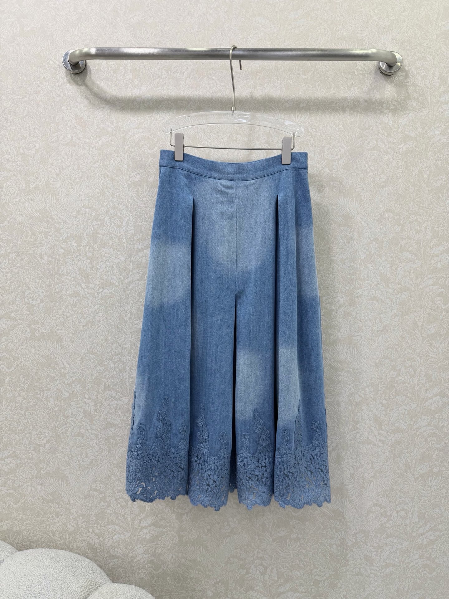 NO:755225,Ermanno scervin* King of Lace 26 new denim and lace skirt. The washed denim fabric of medium color is soft and has a great drape. It does not cling to the legs at all. The high-waist design directly stretches the waistline, and the wide-leg version completely covers the thigh flesh. The three-quarter length exposes the ankles, making you look taller and slimmer ~ The water-soluble lace splicing of the skirt is the finishing touch!  The lace of the same color is gentle and delicate, instantly breaking the monotony of jeans and adding a feminine touch~ The three-dimensional pleating on the front makes the pants super elegant, and they look fluttering when walking. They are really beautiful!  Paired with the same series of lace shirts, a full set of retro style~monochrome size 3 SMLB, Celine-clothing, celine, skirts, shirts,19860909Ermanno scervin* 蕾丝之王 26新款牛仔拼蕾丝半裙 间色水洗牛仔面料软乎乎的,垂坠感超棒,完全不会贴腿.高腰设计直接拉满腰线,阔腿版型把大腿肉肉全遮住,七分长度露出脚踝,显高又显瘦～ 半裙的水溶蕾丝拼接是点睛之笔！同色系蕾丝温柔又精致,瞬间打破牛仔的单调,女人味拉满～ 前片的立体打褶让裤身超飘逸,走路时飘飘然,真的巨好看！ 搭配同系列蕾丝衬衫,全套复古风~单色3码SMLB,赛琳-服装,celine,skirts,shirts,,Women's clothing