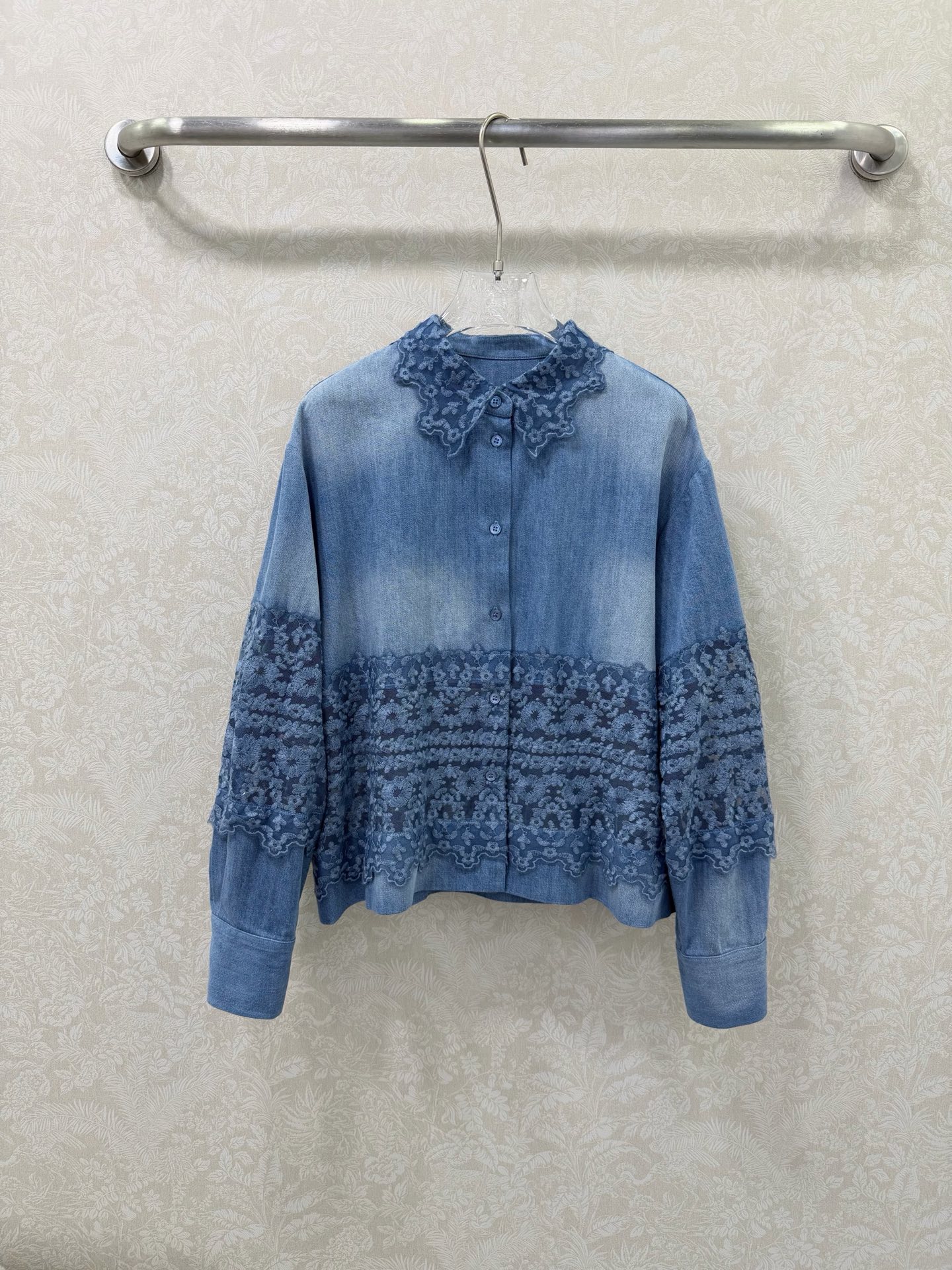 NO:755231,Ermanno scervin* King of Lace 26 new denim and lace shirt, sweet and cool ceiling!  The denim lace shirt is so amazing. Denim + lace = a magical combination!  This shirt directly welds retro and gentleness to the body~ The washed denim fabric is soft and has no restraint of hard denim at all. The old texture has its own retro filter. What I love most is the splicing design!  The neckline, body and cuffs are all matched with water-soluble lace of the same color, which directly adds a sweet and cool feeling. It not only retains the casualness of cowboys, but also has the romance of lace~ The petal-shaped lace lapels are super delicate, instantly weakening the toughness of cowboys, and girls' hearts will burst!  Pair it with a denim skirt from the same series, a full set of retro style, a huge debut piece~monochrome size 3 SMLB, Celine-clothing, celine, skirts, shirts,19860909Ermanno scervin* 蕾丝之王 26新款牛仔拼蕾丝衬衣 甜酷天花板！牛仔蕾丝衬衫太绝了牛仔+蕾丝=神仙组合！这件衬衫直接把复古和温柔焊在身上～ 水洗牛仔面料软乎乎的,完全没有硬牛仔的束缚感,做旧质感自带复古滤镜.最爱的就是拼接设计！领口、衣身和袖口都搭配了同色系水溶蕾丝,甜酷感直接拉满,既保留了牛仔的随性,又有蕾丝的浪漫～花瓣状蕾丝翻领超精致,瞬间弱化了牛仔的硬朗感,少女心爆棚！搭同系列牛仔半裙,全套复古风,巨出片～单色3码SMLB,赛琳-服装,celine,skirts,shirts,,Women's clothing