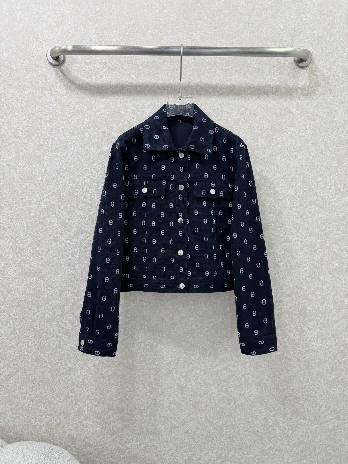 NO:755219,HERME*26 New Pig Nose Printed Short Denim Jacket A pig nose denim jacket that you will fall in love with at first glance!  The navy blue background is really white, the texture of navy blue denim is stiff and wear-resistant, and the short high-waist silhouette optimizes the proportions to make you look taller and slimmer. The classic pig nose pattern is printed all over the body, and the contrast between the white background printing and the dark background makes it highly recognizable. The light luxury casual style combines the casualness and high luxury recognition of denim, making it a must-have item for old money style. The all-over printed pig nose pattern is low-key and recognizable, and the classic lapel is paired with customized metal snaps, which is full of details!  Single color size 3 SMLB,Hermes-clothing,hermes,hermes,jackets & coats,19860909HERME*26新款猪鼻子满印短款牛仔外套 一眼沦陷的猪鼻子牛仔外套！藏青色底色真的巨显白,藏青牛仔质感挺括耐磨,短款高腰廓形优化比例,显高显瘦.全身满印经典猪鼻子图案,白底印花与深色底对比,辨识度拉满.轻奢休闲风,融合牛仔随性与高奢辨识度,是老钱风必备单品.满印的猪鼻子图案低调又有辨识度,经典翻领搭配定制金属按扣,细节感拉满！单色3码SMLB,爱马仕-服装,hermes,hermes,jackets & coats,,Women's clothing