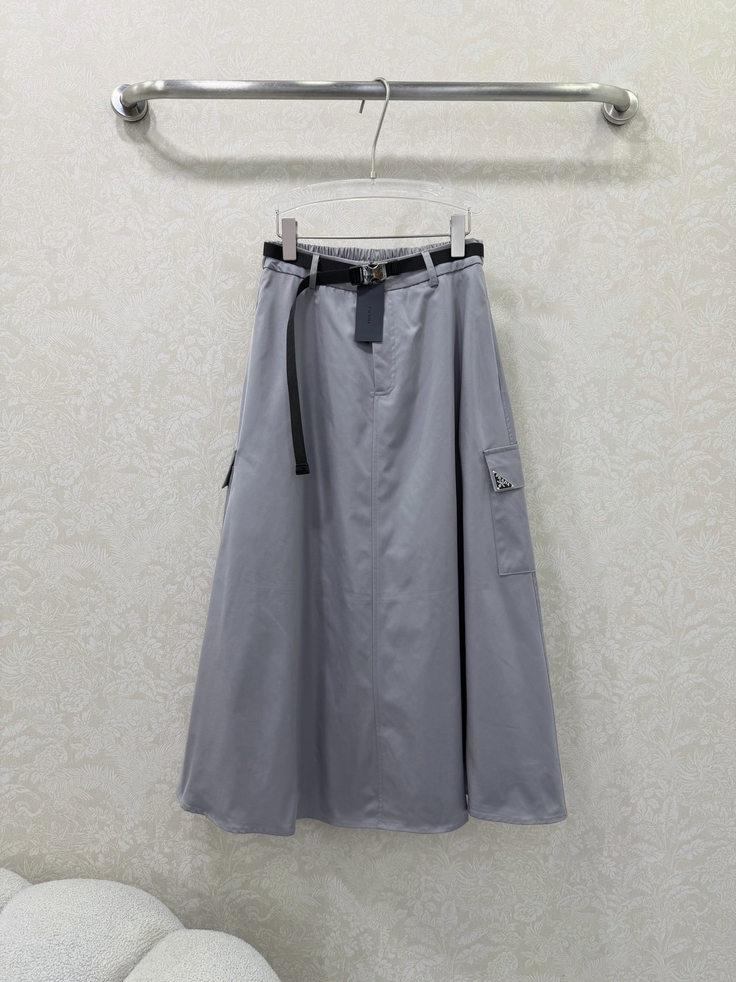 NO:755213,PRAD*26 new cool nylon workwear skirt!  The same-color belt at the waist + customized metal buckle allows you to freely adjust the waistline, not only tightening the belly but also defining the waistline, instantly heightening the body proportions. The belt pendant is made of silver metal, low-key and elegant. The large side patch pockets with the iconic triangle logo are practical and can add a sense of workwear, and instantly make you look cool. The metal triangle logo on the pocket is exquisite in detail but not cheap, and is the finishing touch of the whole set. This gray and black skirt hides the flesh and looks slimming.  The high-waist + large A-line hem tailoring perfectly covers the wide false hips, thick thighs and small belly. It has a superb drape, makes you walk gracefully and neatly, and the length is just right to the ankle. It retains the coolness of work clothes without losing the elegant lines of women. It is super friendly to all body types!  2 colors and 4 codes SMLXLB, Prada-clothing, prada, prada, skirts,19860909PRAD*26新款酷飒尼龙工装半裙！腰头同色系腰带+定制金属扣头,可自由调节腰围,不勒肚子还能明确腰线,瞬间拉高身材比例, 腰带坠饰是银色金属质感,低调又显贵 侧边大尺寸贴袋,带标志性三角徽标,实用又能增加工装感,酷飒感瞬间up.口袋上的金属三角徽标,细节精致不廉价,是整套的灵魂点睛之笔.这条灰黑裙藏肉显瘦到犯规 高腰+大A字摆剪裁,完美遮住假胯宽、大腿粗和小肚腩, 垂坠感超绝,走路带风又显利落,长度刚好到脚踝, 既保留了工装的酷感,又不失女性的优雅线条,对各种身材都超友好！2色4码SMLXLB,普拉达-服装,prada,prada,skirts,,Women's clothing