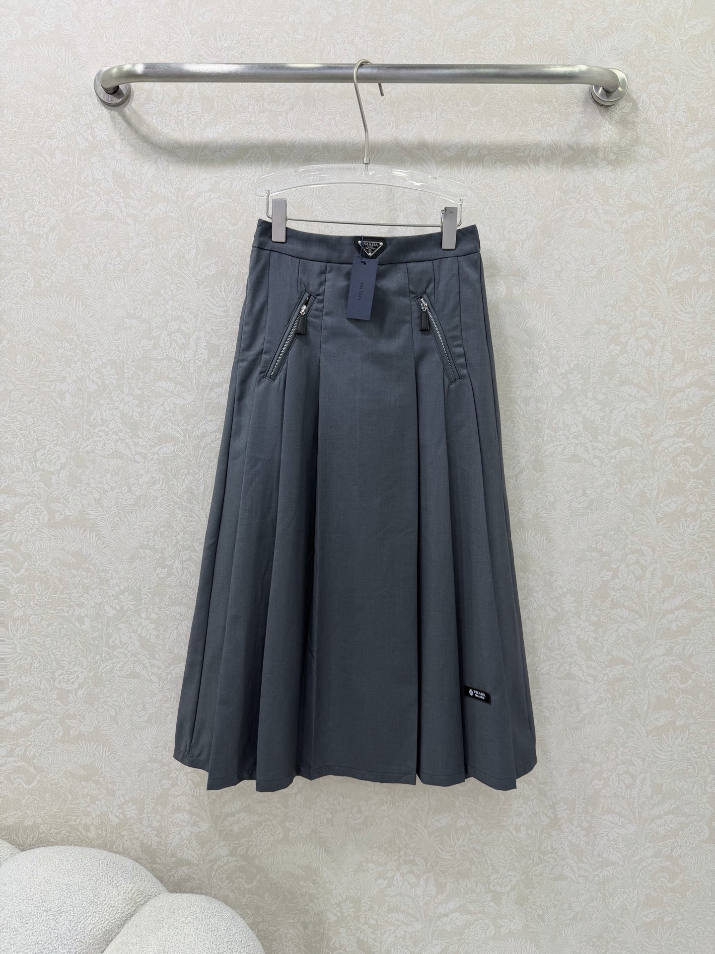 NO:755208,PRAD*26 new style front double zipper decorated pleated skirt with bright double zipper design at the waist. Regular pleats + large A-line hem, perfectly covering false hip width. High waist tailoring + flat waist, clear waistline.  Visually elongates the leg proportions, and even a small person can wear a 37-cent figure. Triangular logo on the skirt + woven label on the skirt. The details are exquisite and noble, low-key and recognizable. It is the finishing touch of the whole set ~ 2 colors and 4 sizes SMLXLB, Prada-clothing, prada, prada, skirts,19860909PRAD*26新款正面双拉链装饰压折半裙腰头双拉链设计亮 规整百褶+大A字摆,完美遮假胯宽 高腰剪裁+平整腰头,明确腰线, 视觉拉长腿比例,小个子也能穿出三七分身材裙头三角徽标+裙身织唛,细节精致显贵,低调又有辨识度,是整套的灵魂点睛之笔~2色4码SMLXLB,普拉达-服装,prada,prada,skirts,,Women's clothing