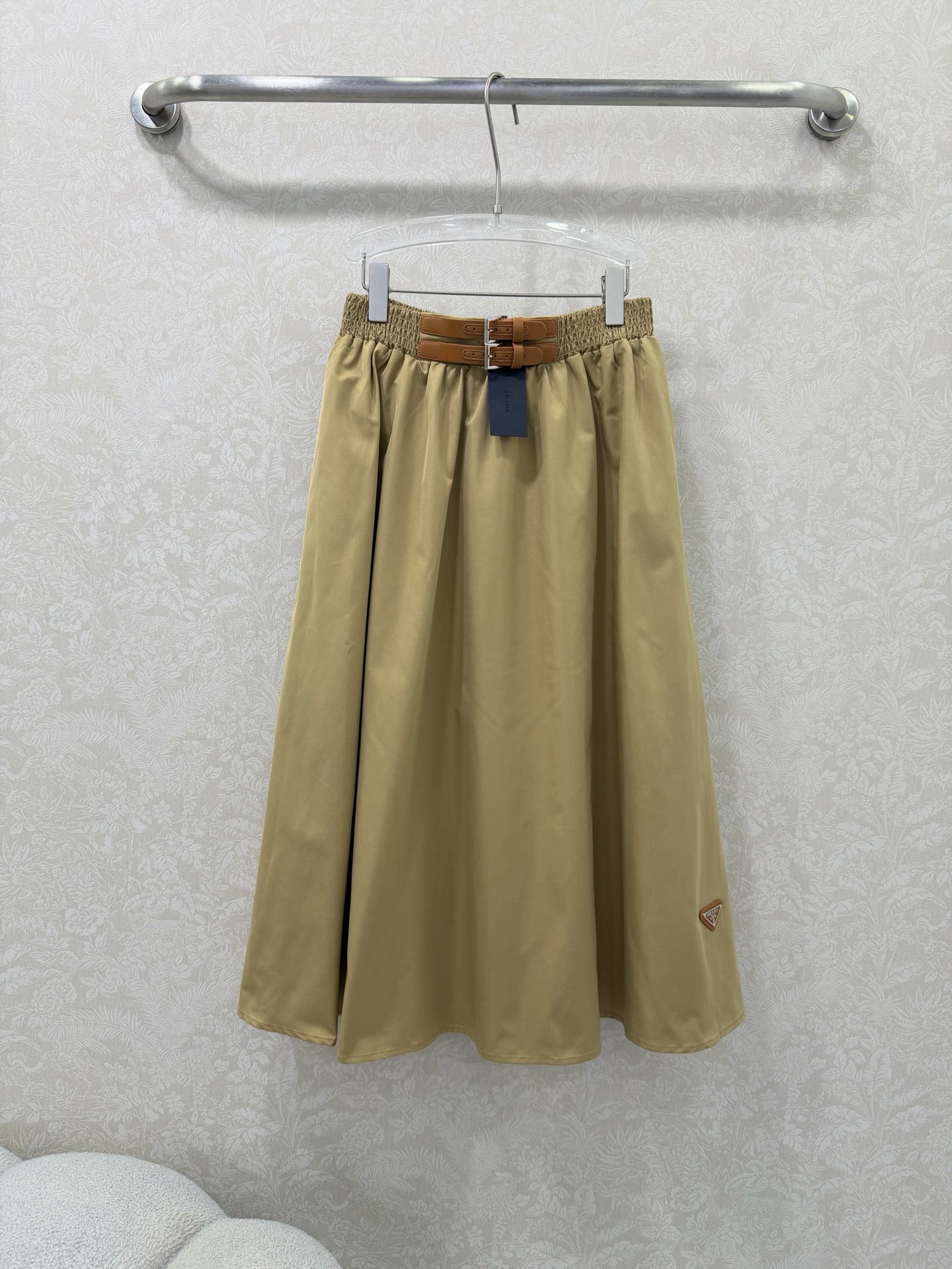 NO:755204,PRAD*26's new waistband and scalp buckle decorated skirt. The metal triangle logo on the skirt is exquisite but not cheap. It is the finishing touch of the whole set. This skirt hides the flesh and makes you look slimmer. It is high-waisted and cut with a large A-line hem, which perfectly covers the false hip width, thick thighs and small belly. It has a great drape, makes you walk elegantly and neatly, and the length is just right to the ankle. It retains the coolness of work clothes without losing the elegant lines of women. It is super friendly to all body types!  2 colors and 4 codes SMLXLB, Prada-clothing, prada, prada, skirts,19860909PRAD*26新款腰头皮扣装饰半裙 裙摆上的金属三角徽标,细节精致不廉价,是整套的灵魂点睛之笔.这条裙藏肉显瘦到犯规 高腰+大A字摆剪裁,完美遮住假胯宽、大腿粗和小肚腩,垂坠感超绝,走路带风又显利落,长度刚好到脚踝,既保留了工装的酷感,又不失女性的优雅线条,对各种身材都超友好！2色4码SMLXLB,普拉达-服装,prada,prada,skirts,,Women's clothing