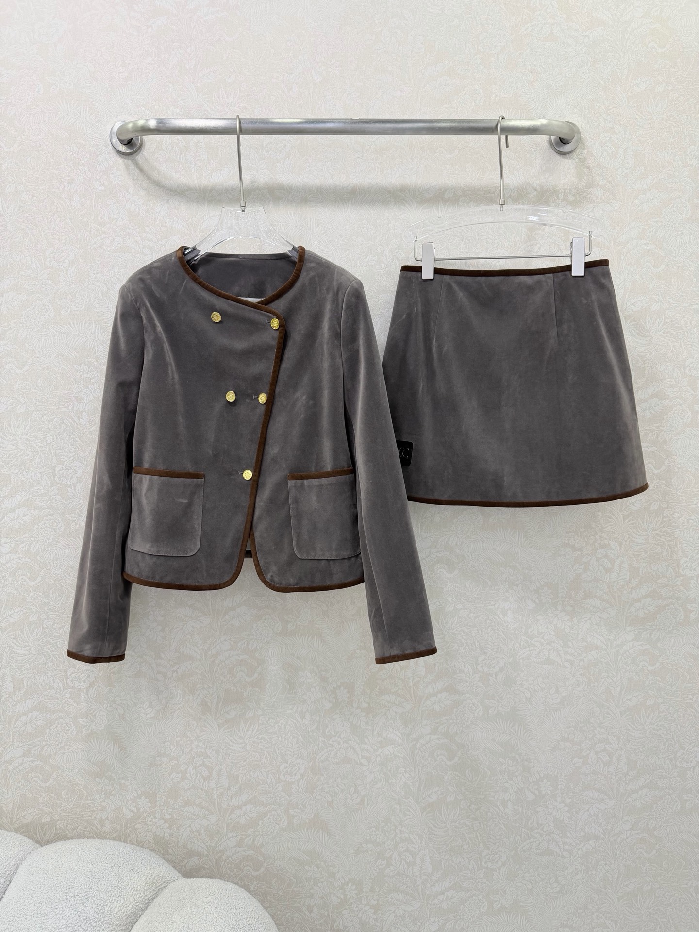 NO:755255,CELIN*26 new model is a high-end gray contrast suit. The unique color matching and craftsmanship instantly enhance the overall texture, perfectly interpreting the 'elegant yet playful' style. It is a two-piece design of jacket + skirt. The jacket is collarless, slanted, with double rows of gold buttons, paired with an A-line skirt. The overall shape is slim and not tight, which can not only modify the upper body lines, but also expose the long legs, making it easy to go out quickly.  The gloss is delicate and soft, and it comes with a high-end filter. The touch is soft and crisp, which not only makes it look noble. The edges of the whole body are outlined with dark brown edging, forming a classic retro color scheme with high-end gray, which visually strengthens the outline, instantly improves the sophistication, and breaks the dullness of gray. The custom-made hardware has excellent texture. As a decoration, it not only adds a sense of light luxury, but also plays a role in visually tightening the waist.  It combines French elegance, Korean elegance and retro style~Single color size 3 SMLJA, Celine-clothing, celine, celine, skirts, jackets & coats,19860909CELIN*26新款这是一套高级灰撞色套装,独特的配色与工艺瞬间拉高了整体的质感,完美诠释了“贵气又不失俏皮”的风格 外套+半裙的两件套设计.外套是无领斜襟双排金扣,搭配A字半裙.整体版型修身不紧身,既能修饰上半身线条,又能露出大长腿,方便快速出门. 光泽感细腻柔和,自带高级滤镜.触感柔软且挺括,不仅显贵气,全身边缘用深棕色包边勾勒,与高级灰形成经典复古配色,视觉上强化了轮廓感,瞬间提升精致度,打破了灰色的沉闷.定制五金质感极佳,作为装饰不仅增加了轻奢感,还起到了视觉收腰的作用. 集法式优雅、韩系贵气、复古千金风格于一体~单色3码SMLJA,赛琳-服装,celine,celine,skirts,jackets & coats,,Women's clothing