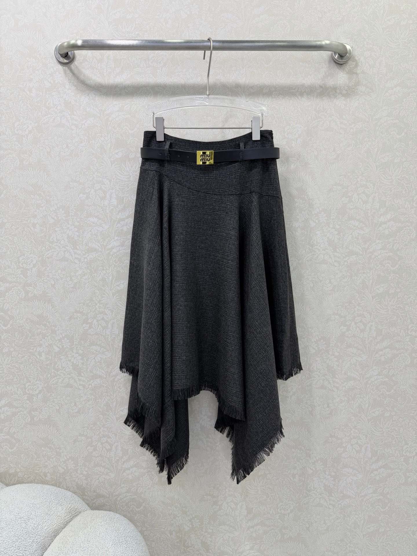 NO:755249,miumi*26 new irregular skirt. This gray skirt is so good!  Paired with a customized black belt + gold lettered buckle, the finishing touch is the irregular raw edge + belt, which instantly transforms into a retro blogger. The high waist + large A-line hem hides the width of the hips and the thickness of the legs. The irregular raw edge hem makes you walk in style, lazy and casual, and does not pick on your figure at all!  Dark gray textured fabric, with a high-end matte feel, soft and crisp to the touch~Single color size 3 SMLJA, Miumiu-clothing, miumiu, skirts,19860909miumi*26新款不规则半裙 这条灰裙太会了！搭配定制黑色腰带+字母金色扣,是点睛之笔不规则毛边+腰带,秒变复古博主 高腰+大A字摆,把胯宽、腿粗藏得严严实实 不规则毛边下摆走路带风,慵懒又随性,完全不挑身材！深灰色肌理面料,自带高级雾面感,摸起来软糯又挺括~单色3码SMLJA,缪缪-服装,miumiu,skirts,,Women's clothing