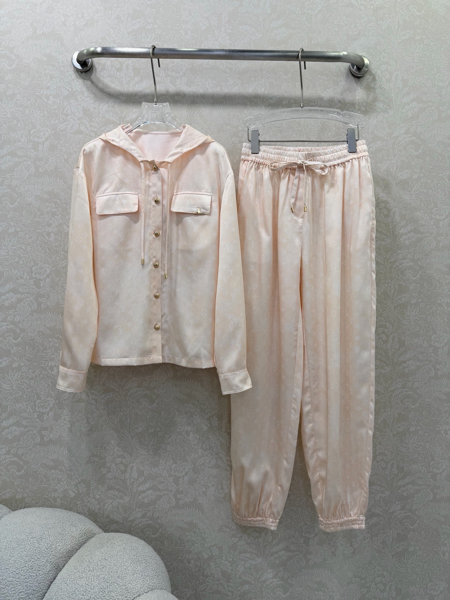 NO:755238,Louis Vuitto*26 new suit is a two-piece suit with hooded shirt + leggings, with an overall presbyopia print and a loose and casual fit. The shirt is hooded + single-row gold button design, with double patch pockets; the trousers are elastic waist drawstring + leggings, which are lazy and casual yet sophisticated.  The satin dark pattern jacquard fabric has a delicate jacquard texture of the same color on the surface. The light apricot satin dark pattern jacquard feels smooth to the touch. It has a built-in soft light filter that has a great drape and will not show wrinkles at all. It feels so comfortable when walking in the wind!  Gentle and dignified, she looks very classy even if she wears no makeup!  Solid color size 3 SMLJ,Louis Vuitton-clothing,louis vuitton,louis vuitton,shirts,hats,19860909Louis Vuitto*26新款套装 连帽衬衫+束脚裤两件套套装,整体老花印花宽松休闲版型.衬衫采用连帽+单排金扣设计,搭配双贴袋；裤装为松紧腰抽绳+束脚口,慵懒随性又不失精致感. 缎面暗纹提花面料,表面带有细腻的同色系提花纹理,浅杏色缎面暗纹提花,摸起来滑溜溜的,自带柔光滤镜垂感超棒,完全不会显皱,走路带风的感觉太舒服了！ 温柔又显贵,素颜穿都超有气质！单色3码SMLJ,路易威登-服装,louis vuitton,louis vuitton,shirts,hats,,Women's clothing