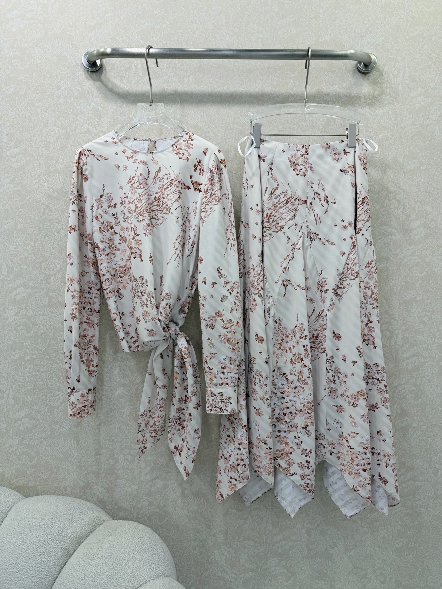 NO:755243,Details of the skirt. Louis Vuitto*26 new suit. The combination of floral twist top and irregular skirt is so elegant. The atmosphere is captured by this floral shirt!  The color matching and printing are stunning, with a creamy white base and warm brown florals. The brand’s small logo is hidden in it. It’s gentle and white, and it’s not picky at all!  The retro floral patterns are scattered and distributed, with a sense of oil painting, low-key and high-end, and will not appear cluttered. The lantern sleeves hide the flesh of the arms, and the twist tie at the waist can be adjusted freely to instantly raise the waistline and transform into a 37-point figure in seconds. The high-waisted skirt + large A-line hem is good news for fat sisters!  It cleverly covers the fake crotch width and thigh flesh, and the style has a unique drapey feel. When worn, it will look like a paper figure. The highlight is the irregular hem!  It is much more flexible than the ordinary straight skirt, and it looks very cool when walking with wind. Pair it with the twisted top of the same series, and it will directly bring out the French style of the daughter of the gods. The photo shoot is so gentle that it is foul. The whole set is sold. Single color size 3 SMLJ, Louis Vuitton-clothing, louis vuitton, louis vuitton, skirts,19860909半裙细节Louis Vuitto*26新款套装碎花扭结上衣不规则半裙的组合 太显气质了 氛围感被这套碎花衫拿捏了！配色&印花绝了奶白底+暖棕碎花,品牌小logo暗藏其中 温柔又显白,完全不挑皮！ 复古花卉图案错落分布,自带油画感,低调又高级,不会显得杂乱.灯笼袖藏住手臂肉肉,腰部扭结系带自由调节,瞬间拉高腰线,秒变三七分身材,半裙高腰+大A字摆,微胖姐妹的福音！巧妙遮住假胯宽和大腿肉肉,版型垂坠感一绝,穿上就是纸片人既视感.重点是不规则下摆！比普通直筒裙多了很多灵动感,走路带风超好看.搭配同系列扭结上衣,直接封神的法式千金风,拍照巨出片温柔到犯规 整套出售 单色3码SMLJ,路易威登-服装,louis vuitton,louis vuitton,skirts,,Women's clothing