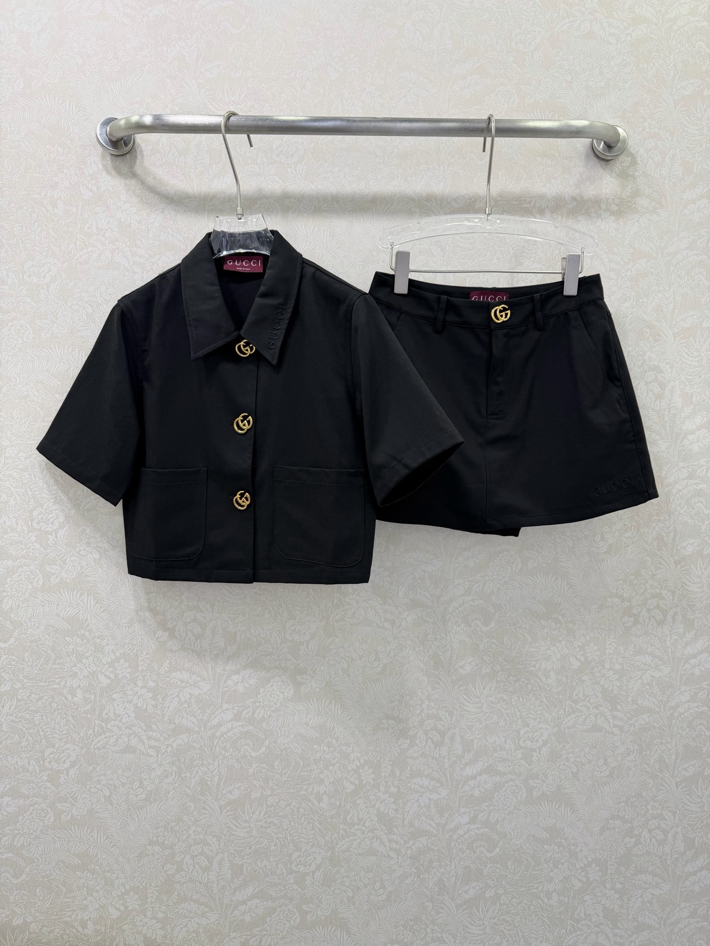 NO:755232,GUCC*26 new suit, black short-sleeved jacket + high-waisted shorts two-piece suit. The jacket has a lapel + double patch pocket design, and the shorts have an A-line shape, making the overall neat and capable  Paired with the iconic golden Double G hardware, it is the core of the vision, enhancing the recognition of light luxury and high-end sense. The crisp and stylish woven fabrics, the upper body can well support the shape, and have both neatness and comfort. The low-key brand logo is embossed in the same color, and the details show exquisiteness and avoid excessive publicity. Cool and elegant style!  This black suit is so awesome. Monochrome size 3 SMLBB, Gucci-clothing, gucci, gucci, shorts, jackets & coats, T-shirt,19860909GUCC*26新款套装 黑色短袖短款外套+高腰短裤两件套套装.外套为翻领+双贴袋设计,短裤为A字版型,整体利落干练 搭配标志性金色双G五金,是视觉核心,提升轻奢辨识度与高级感.挺括有型的梭织面料,上身能很好地撑起版型,兼具利落感与舒适度,低调的同色压印品牌标识,细节处彰显精致,避免过度张扬.酷飒千金风！这套黑套装太显气场了 单色3码SMLBB,古驰-服装,gucci,gucci,shorts,jackets & coats,T-shirt,,Women's clothing