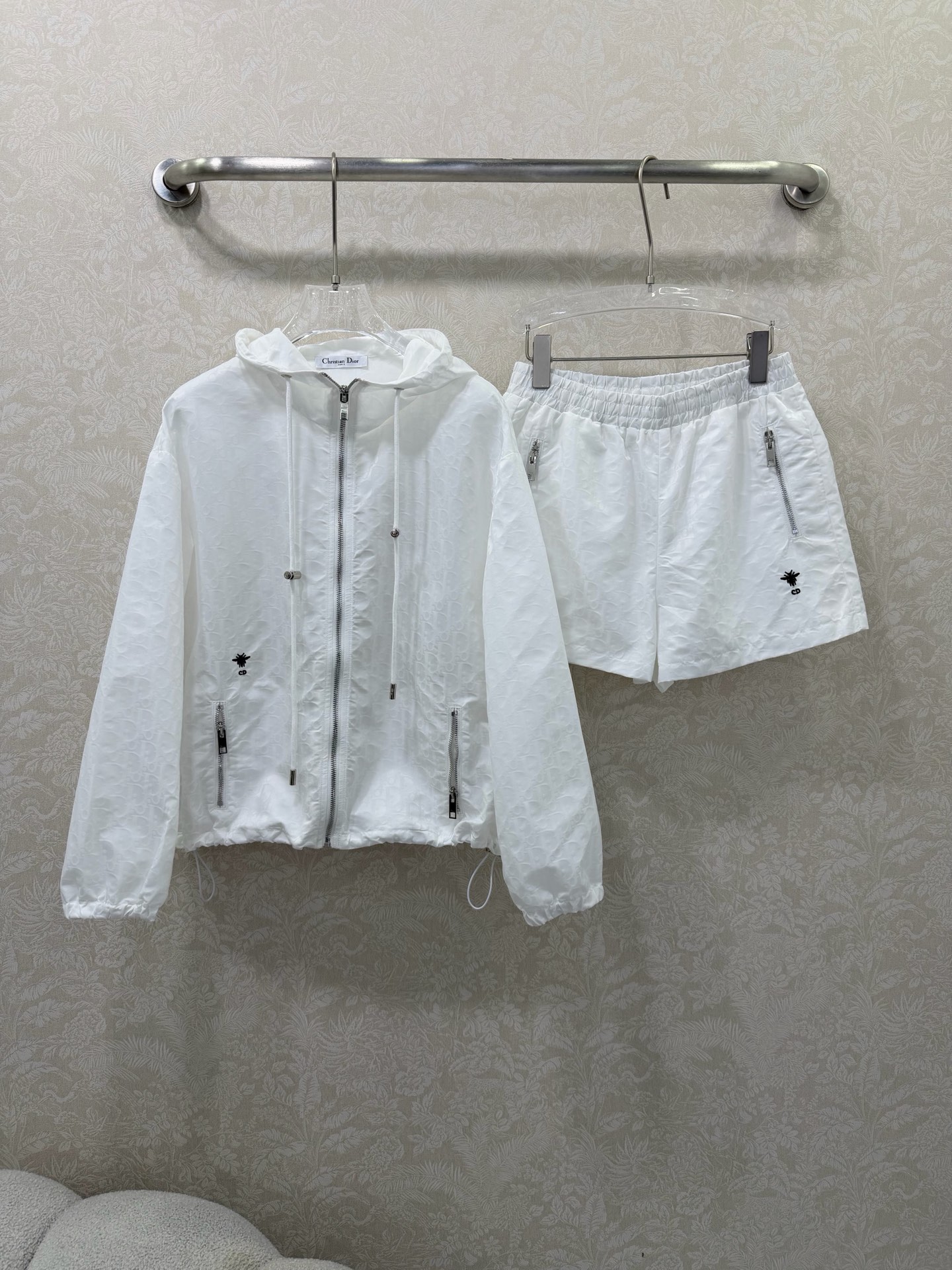 NO:755226,DIO*26 new sun protection jacket set, the whole frame is printed with presbyopic D letter dark pattern, simple and elegant, casual and sporty, solid color, casual style that reduces age but also adds a sense of sophistication, fashionable and stylish, showing your own unique attitude and style. Customized YB sun protection index material, light and breathable, sun protection, hooded jacket is fashionable and sun protection, very good for daily vacation, get ready for spring and summer, solid color is not easy to go out of style  The A version of the shorts cleverly covers the fake crotch width and thigh flesh. The version has a unique drape. When worn, it looks like a paper figure, and the upper body looks fashionable and versatile. 2 colors and 3 sizes SMLBB, Dior-clothing, dior, dior, shorts, jackets & coats, hats,19860909DIO*26新款防晒冲锋衣套装 整体满幅老花D字母暗纹印花 简约大气休闲运动活力 纯色 减龄感也在线不失精致感的休闲风,时髦有型,彰显自己独特的态度和风格.定制YB防晒指数材质 轻薄透气 防晒 连帽外套时髦又防晒 度假日常都很不错的穿搭 春夏快备起来 净色不易过时 短裤A版巧妙遮住假胯宽和大腿肉肉,版型垂坠感一绝,穿上就是纸片人既视感上身洋气百搭 2色3码SMLBB,迪奥-服装,dior,dior,shorts,jackets & coats,hats,,Women's clothing