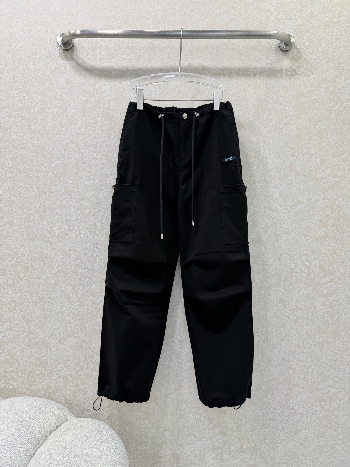 NO:755214,Prad*26 new cool overalls!  The elastic waist + drawstring + metal snaps are triple-fixed, and the waist can be freely adjusted without tightening the tummy. It is friendly to all body types. The large-sized patch pockets on both sides, with zipper design, full of work clothes, instantly make you look cool. The iconic triangle logo on the trousers, the details are exquisite but not cheap, is the finishing touch of the whole set. The drawstrings on the trouser legs are adjustable, making it easy to switch styles. The leg is more neatly tied, and the straight leg is more lazy.  These black trousers hide your body fat and make you look slimmer. They are high-waisted and wide-legged, perfectly covering your fake crotch width, thick thighs and belly. The trouser legs have natural pleats and a superb drape. They are windy and neat when you walk~Single color size 3 SMLWU, Prada-clothing, prada, prada,19860909Prad*26新款酷飒工装裤！松紧腰+抽绳+金属按扣三重固定,不勒肚子还能自由调节腰围,对各种身材都友好,两侧大尺寸贴袋,带拉链设计,工装感拉满,酷飒感瞬间up. 裤身标志性三角徽标,细节精致不廉价,是整套的灵魂点睛之笔.裤脚抽绳可调节抽绳,轻松切换风格,束脚更显利落,直筒更显慵懒. 这条黑裤藏肉显瘦到犯规 高腰+阔腿剪裁,完美遮住假胯宽、大腿粗和小肚腩, 裤腿自带自然褶皱感,垂坠感超绝,走路带风又显利落~单色3码SMLWU,普拉达-服装,prada,prada,,Women's clothing