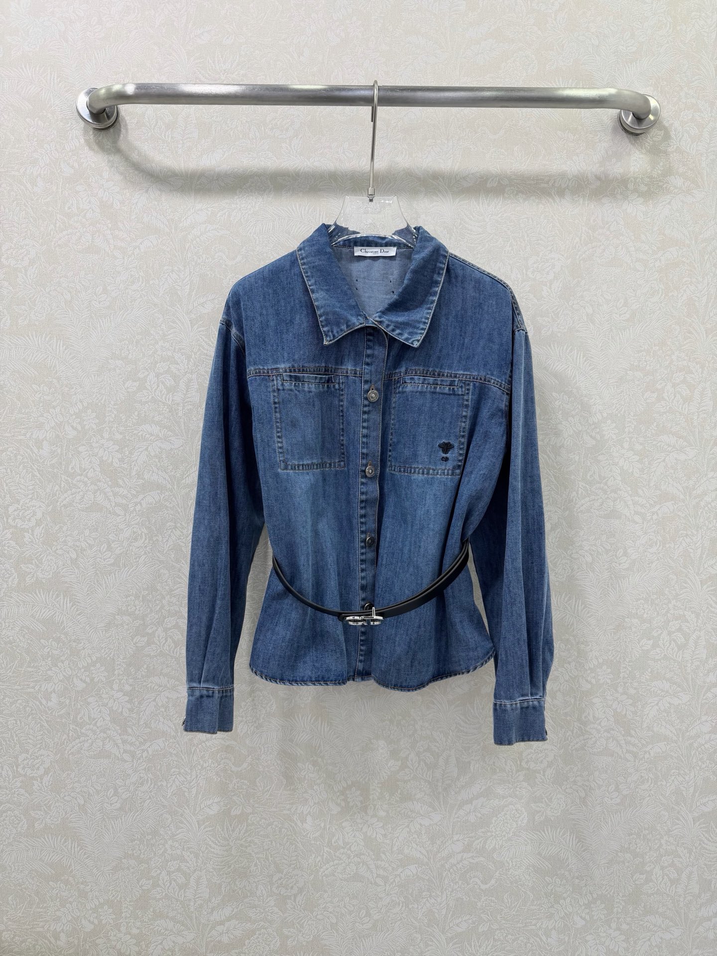 NO:755207,DIO*26 new denim shirt jacket with a custom-made belt. The loose shoulder design perfectly covers the fat on the arms and is super friendly to fat sisters. A custom-made black thin belt is tied around the waist to instantly create a slim waist!  Classic little bee embroidery on the chest. The originally straight shirt has transformed into a waisted style, changing the golden ratio of 30 to 70 minutes in seconds, making you look taller and slimmer. The back is a simple back design + black leather label embellishment. Retro washed denim in classic blues, with its own retro filter, white and high-end ~ monochrome size 3 SMLWU, Dior-clothing, dior, dior, jackets & coats, shirts, gold,19860909DIO*26新款牛仔衬衣外套 搭配定制腰带 宽松落肩设计完美遮住手臂拜拜肉,对微胖姐妹超友好 定制黑色细腰带系在腰间,瞬间掐出小蛮腰！胸前经典小蜜蜂刺绣 原本直筒的衬衫,摇身一变成了收腰款,秒变三七分黄金比例,显高又显瘦 背面是简约后背设计+黑色皮标点缀 复古水洗牛仔布经典蓝调,自带复古滤镜,显白又高级~单色3码SMLWU,迪奥-服装,dior,dior,jackets & coats,shirts,gold,,Women's clothing