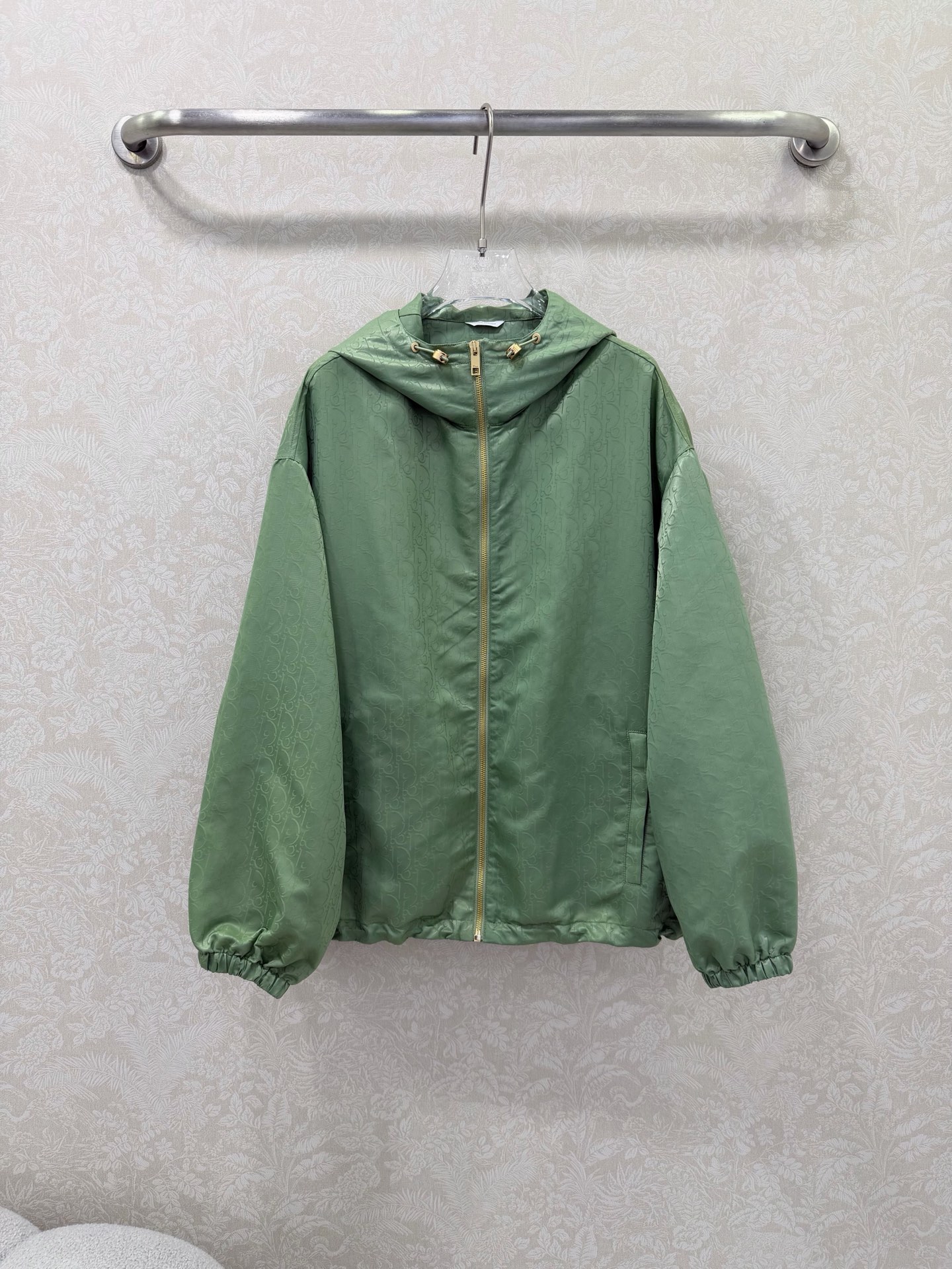 NO:755248,DIO*26 new dark pattern jacquard jacket has a delicate full texture pattern on the surface, feels smooth and thin, has a slight gloss, is breathable and not stuffy, and can protect against sun and wind. The hooded drawstring design has a gold CD metal drawstring buckle on the brim, which can be freely adjusted to make it casual and lazy. It can also modify the shoulder and neck lines and hide the body fat. The cuffs are designed with elastic cuffs, which are windproof and neat, giving you a windy feeling when walking.  Super comfortable and soft pea green tones and high-end navy blue are like wearing spring buds on the body, showing whiteness and reducing age. The low saturation color system is not picky and can be easily controlled by yellow-skinned sisters ~ 2 colors and 3 sizes SML, Dior-clothing, dior, dior, loro piana, jackets & coats, hats,19860909DIO*26新款暗纹提花冲锋衣外套 表面是细腻的满版肌理纹,摸起来顺滑轻薄,自带微微光泽感,透气不闷还能防晒防风,连帽抽绳设计帽檐配有金色CD金属抽绳扣,可自由调节版型,随性又慵懒,还能修饰肩颈线条,藏住拜拜肉 袖口做了松紧收口设计,防风又利落, 走路时带风的感觉 超舒服柔的豆绿色调以及高档藏蓝色 像把春日的新芽穿在身上,显白又减龄, 低饱和度的色系不挑皮 黄皮姐妹也能轻松驾驭~2色3码SML,迪奥-服装,dior,dior,loro piana,jackets & coats,hats,,Women's clothing