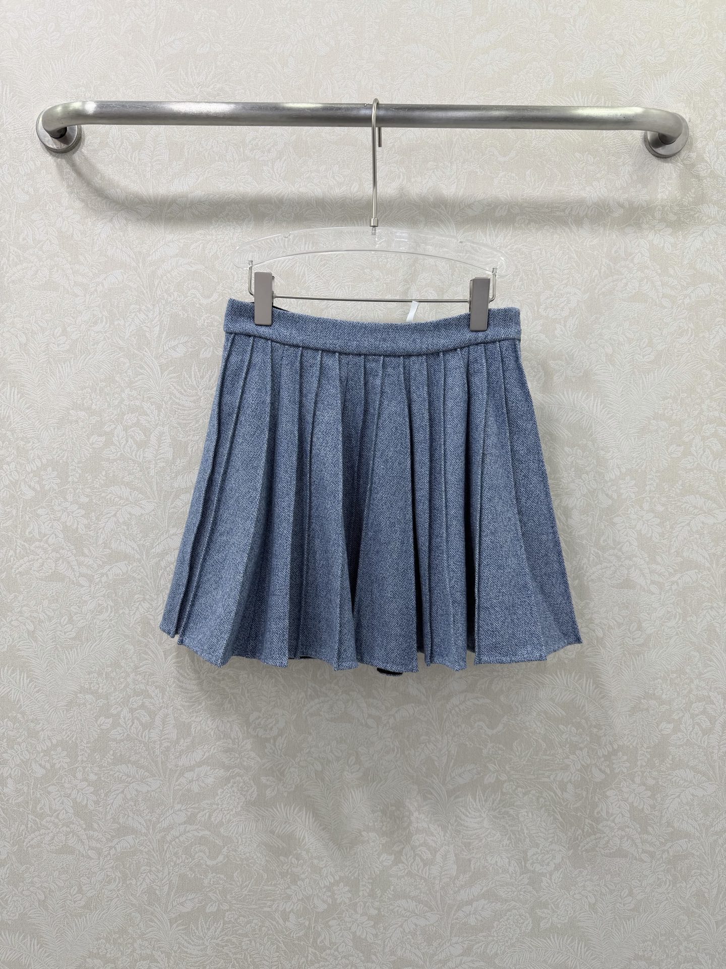 NO:755203,Dio*26 new song blue/high-end gray gray short thick wool tweed skirt, produced by the high version, 100% silk lining, the whole upper body is gentle and noble! This song blue tweed skirt is so stunning that you will fall in love with it at first sight. It wears gentleness and high-end sense on your body~ This year's D family items have a new look. High-waisted cut + regular pleats, which perfectly cover the false hip width and thigh flesh. The A-line shape makes the legs straight and long. Small people can also wear long legs ~ It perfectly optimizes the body proportions. Small people can also easily wear long legs, making them appear taller and slimmer. Tall version 2 colors and 3 codes SMLB, Dior-clothing, dior, dior, dior, skirts, real silk,19860909Dio*26新款崧蓝/高级格雷灰短款粗羊毛花呢短裙 高版出品 百分百真丝内衬 整件上身温柔显贵！这件崧蓝粗花呢短裙太绝了 一眼沦陷 把温柔和高级感穿在身上～今年D家单品焕然一新 高腰剪裁+规整百褶,完美遮住假胯宽和大腿肉肉,A字摆版型显腿直又显腿长,小个子也能穿出大长腿～,完美优化身材比例,小个子也能轻松穿出大长腿,显高又显瘦.高版 2色3码SMLB,迪奥-服装,dior,dior,dior,skirts,real silk,,Women's clothing