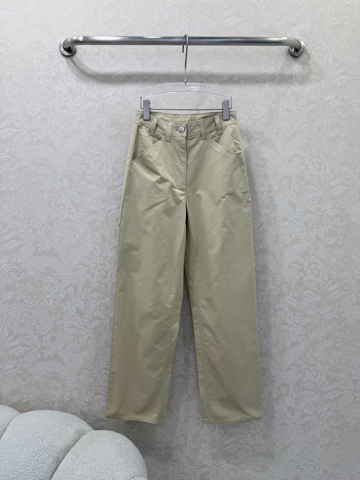 NO:755507,chan*l26 new khaki work style straight casual pants, new series!  The high-waisted straight version makes your legs look longer in seconds, hiding your muscles and making you look slimmer. The double C-ring buckle details on the trousers are low-key and recognizable, giving you a sense of light luxury. The multi-pocket design is practical and fashionable, and can be worn for daily commuting and citywalking. It belongs to the light luxury workwear series, which combines the sophistication of high-end ready-to-wear and the practical functionality of overalls. The high-waisted straight cut modifies the waist-to-hip ratio and elongates the leg lines, which is very tolerant to various body types.  Monochrome size 3 SMLB,Chanel-clothing,chanel,chanel,19860909chan*l26新款卡其色工装风直筒休闲裤,系列上新！高腰直筒版型,秒变长腿精,藏肉显瘦一绝 裤身双c环扣细节,低调又有辨识度,轻奢感直接拉满 多口袋设计,实用又时髦,日常通勤、citywalk都能穿属于轻奢工装系列,融合了高级成衣的精致感与工装裤的实用功能性.高腰直筒剪裁,修饰腰臀比例,拉长腿部线条,对各种身材都有很好的包容性 单色3码SMLB,香奈儿-服装,chanel,chanel,,Women's clothing