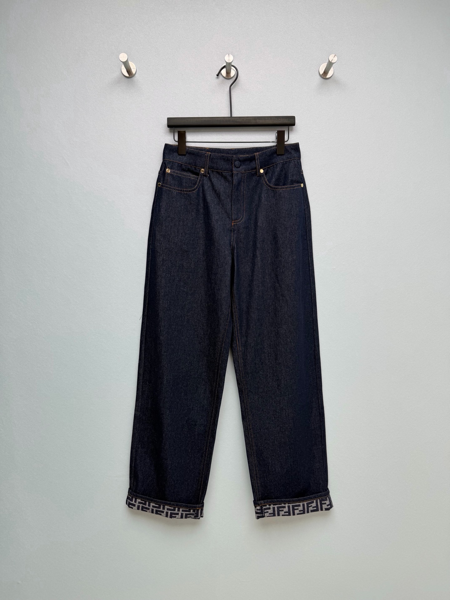 NO:755510,FEND*26 new non-fading denim wide-leg pants. The whole piece is lined with FF presbyopia. The details are ecstatic, and the sense of sophistication is hidden in every place. These high-waisted straight jeans really suit my aesthetic!  Whoever wears it will have long legs, and the pear-shaped figure will be locked directly. The FF presbyopic cuffing of the trouser legs is the finishing touch!  Quietly revealing a little bit of presbyopia, it feels light and luxurious without being ostentatious. The high-density denim fabric is crisp and stylish without clinging to the legs. It has a breathtaking texture when walking. The leather FF label on the back waist makes it look good no matter how you wear it!  Dark denim blue is truly a versatile color!  SMLJ, Fendi-clothing,fen19860909FEND*26新款不掉色牛仔阔腿裤 整件FF老花内衬,细节控狂喜,精致感藏在每一处, 这条高腰直筒牛仔裤真的长在我的审美上！ 谁穿谁是大长腿,梨形身材直接锁死 裤脚FF老花翻边是点睛之笔！悄悄露一点老花,轻奢感拉满又不张扬 高密度丹宁面料,挺括有型不贴腿,走路带风的质感太绝了.后腰皮革FF贴标,怎么搭都好看！深牛仔蓝真的是万年百搭色！SMLJ,芬迪-服装,fendi,fendi,jeans,,Women's clothing