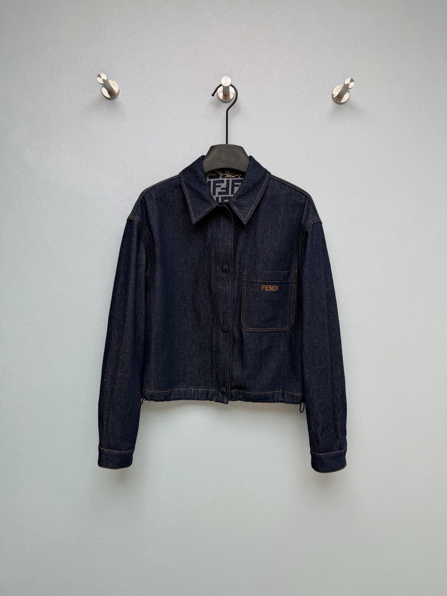 NO:755513,FEND*26 new short non-fading denim jacket. The entire FF presbyopic lining is ecstatic with details, and the sense of sophistication is hidden in every corner. The front breast pocket is embroidered with 'FEND*' letters, and the back is equipped with a brown leather FF presbyopic patch, which low-key highlights the brand identity and is the core visual highlight. It perfectly integrates classic denim workwear with the brand's iconic design language, positioning it for high-end daily wear. The drawstring design on the hem can be salty or sweet, and can satisfy both neatness and laziness.  Pair it with jeans of the same color to create a complete workwear style. Pair it with a dress and you'll instantly look sweet and cool. It's so versatile!  Single color code 3 SMLJ, Fendi-clothing, fendi, fendi, skirts, jeans, jackets & coats, jackets & coats,19860909FEND*26新款短款不掉色牛仔夹克外套.整件FF老花内衬,细节控狂喜,精致感藏在每一处,前片胸袋绣有「FEND*」字母,后侧搭配棕色皮革FF老花贴标,低调彰显品牌身份,是视觉核心亮点 将经典牛仔工装与品牌标志性设计语言完美融合,定位高端日常穿搭.下摆抽绳设计,可盐可甜,想利落想慵懒都能满足 搭配同色系牛仔裤就是全套工装风,配连衣裙又秒变甜酷少女,一衣多穿太香了！单色3码SMLJ,芬迪-服装,fendi,fendi,skirts,jeans,jackets & coats,jackets & coats,,Women's clothing