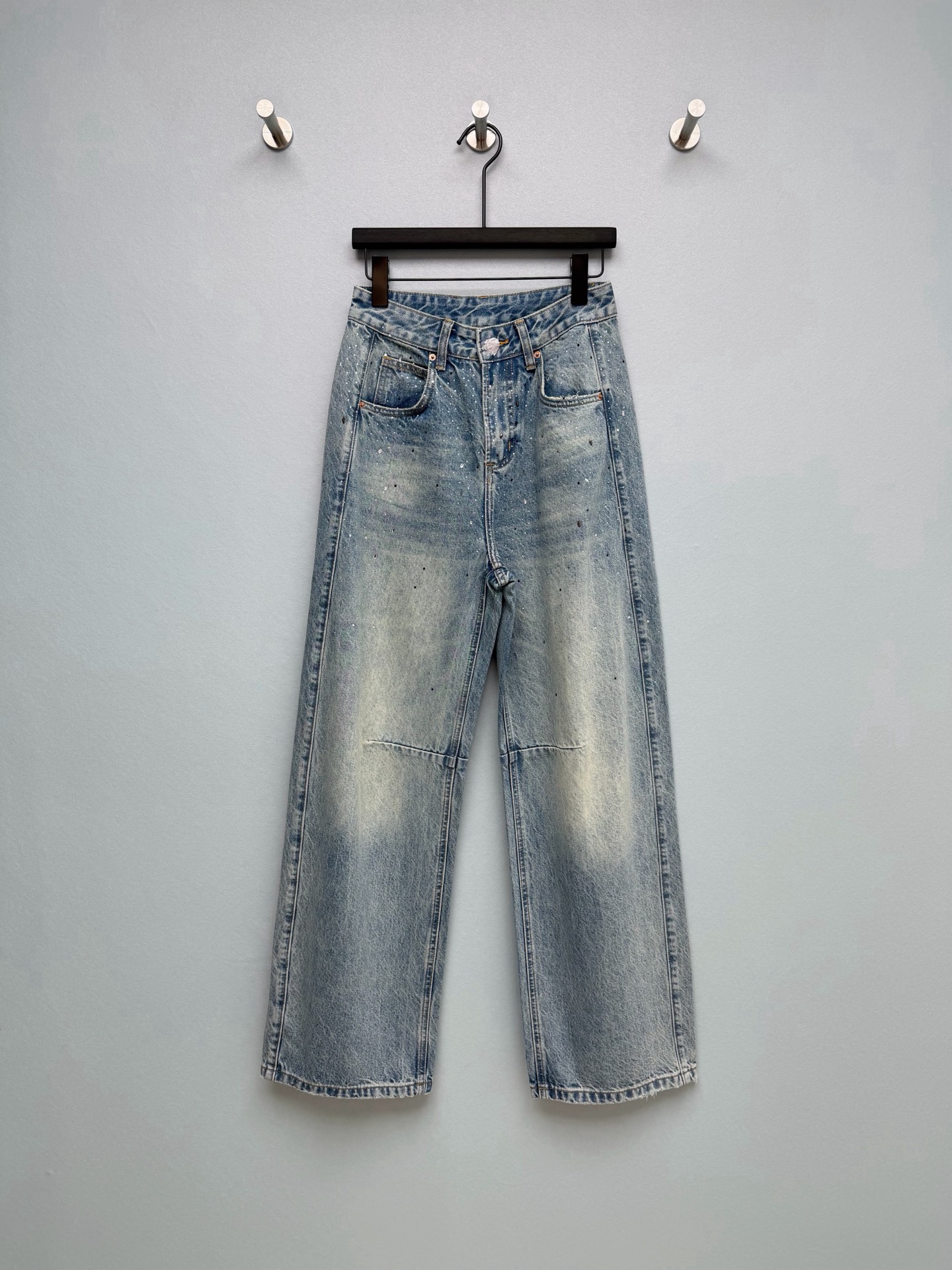 NO:755516,CELIN*26 new hot-drilled denim wide-leg pants. The front legs are embellished with hot-drilled rhinestones, which are blingbling in the sun, and have a sense of artistic atmosphere. The distressed white + knee stitching, the retro workwear flavor is straight out, and the more you wear it, the more you wear it. The leather CELIN* logo on the back waist is low-key and recognizable, and the sense of light luxury is hidden in the details. The raw edge trouser leg design is casual and lazy, and looks good with any outfit. The light distressed blue is really the natural color of spring and summer.  Easily capture the retro high-end feel~Single color size 5 26.27.28.29.30 R, Celine-clothing, celine, celine,19860909CELIN*26新款烫钻牛仔阔腿裤.前腿处烫钻点缀,阳光下blingbling的,自带艺术氛围感 做旧磨白+膝盖拼接,复古工装味直接拉满,越穿越有味道 后腰皮革CELIN*标,低调又有辨识度,轻奢感藏在细节里 毛边裤脚设计,随性又慵懒,随便搭都好看 浅做旧蓝真的是春夏本命色 轻松拿捏复古高级感～单色5码 26.27.28.29.30 R,赛琳-服装,celine,celine,,Women's clothing