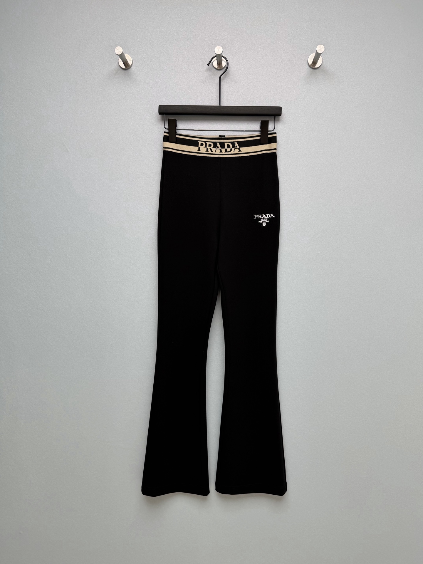 NO:755519,PRAD*26 new style boot-cut trousers, slim and high-end, so comfortable that you don’t want to take them off. The high-waisted boot-cut version transforms into supermodel legs in seconds. The pear-shaped/thick legs can be directly locked in. High-elastic knitted fabric, skin-friendly and breathable, and will not stretch even if you sit for a long time. It’s so comfortable that you want to weld it to your body with the contrasting PRAD* letters on the waist and the embroidered logo on the body of the pants. It is low-key and recognizable, and feels light and luxurious. It has a great drape feeling, which brings wind when you walk, and looks good with any outfit.  Monochrome size 3 SMLR, Prada-clothing, prada, prada,19860909PRAD *26新款微喇裤 显瘦又高级,舒适到不想脱 高腰微喇版型,秒变超模腿,梨形/腿粗姐妹直接锁死 高弹针织面料,亲肤又透气,久坐也不勒,舒服到想焊在身上腰头撞色PRAD*字母+裤身刺绣logo,低调又有辨识度,轻奢感拉满 垂坠感绝了,走路带风,随便搭都好看 单色3码SMLR,普拉达-服装,prada,prada,,Women's clothing