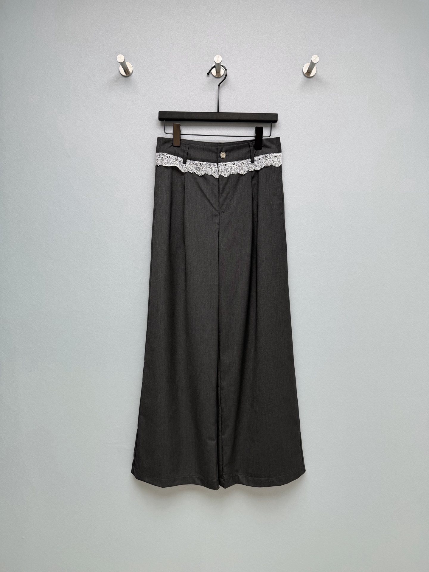 NO:755521,chan*l26 new lace waist wide leg pants!  Suit pants have just the right balance between “sophistication” and “gentleness”!  High-waisted and wide-leg version, draped suit fabric, lace design on the waistband, and customized hardware. It is full of sweet elements, neutralizing the toughness of the suit pants, and the details are ecstatic. Dark gray is gentle and intellectual, and pure black is cool and slimming. I want to wear both colors!  Whether commuting or dating, these pants can easily create a sense of atmosphere, and you won’t lose money with your eyes closed~ 2 colors and 3 sizes SMLC, Chanel-clothing, chanel, chanel, business suit,19860909chan*l26新款蕾丝腰头阔腿裤！西装裤把「干练」和「温柔」平衡得刚刚好！高腰阔腿版型,垂坠西装面料,裤腰蕾丝花边设计,搭配定制五金 甜美元素拉满,中和了西装裤的硬朗感,细节控狂喜 深灰温柔知性,纯黑酷飒显瘦,两个颜色都想all in！不管是通勤还是约会,这条裤子都能轻松拿捏氛围感,闭眼入不亏～ 2色3码SMLC,香奈儿-服装,chanel,chanel,business suit,,Women's clothing