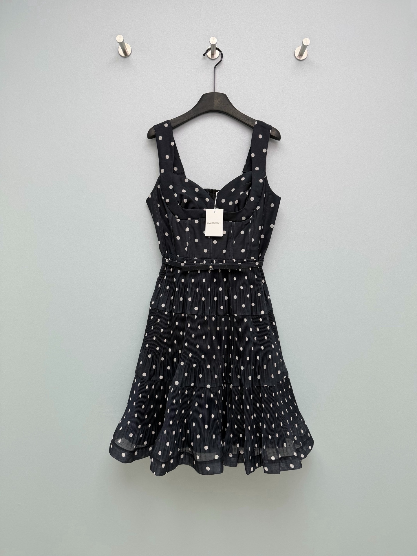 NO:755495,ZIMMERMA*26 new wide shoulder strap cake suspender dress (short style) This is a dress that combines French retro and palace elegance. It comes in three colors: olive green, black polka dot, and white polka dot. It is a versatile item that takes into account both daily life and ritual. The wide shoulder strap + deep V heart-shaped collar design can not only modify the shoulder and neck lines, but also highlight the collarbone and chest shape, making it visually slimmer and taller; the upper body waist + multi-layer cake skirt create a retro sand  It has a leaky figure and a high waist design that elongates the proportions of the legs. The three-dimensional cup shape on the chest + fishbone pleats fit the body shape and make it more three-dimensional; the waist is equipped with a thin belt of the same color, which can be adjusted freely to strengthen the waistline; the skirt is made of multi-layered pleated texture fabric, with rich layers and strong drape, making it flexible and elegant when walking. It has a firm and supportive version, and a complete set of gentle atmosphere to fill 3 colors and 4 sizes SMLXLB, Zimmerman-clothing, skirts,19860909ZIMMERMA*26新款宽肩带蛋糕吊带裙（短款）这是一款融合了法式复古与宫廷优雅的连衣裙,有橄榄绿、黑波点、白波点三个配色,是兼顾日常与仪式感的百搭单品.宽肩带+深V心形领设计,既能修饰肩颈线条,又能突出锁骨与胸型,视觉上显瘦显挺拔；上半身收腰+多层蛋糕裙摆,打造出复古沙漏型身材,高腰设计拉长腿部比例.胸前立体杯型+鱼骨收褶,贴合身形且更具立体感；腰部配同色系细腰带,可自由调节松紧,强化腰线；裙摆采用多层压褶肌理面料,层次丰富且垂坠感强,行走间灵动飘逸.有挺括感支撑版型,一整套温柔氛围感拉满3色4码SMLXLB,兹默曼-服装,skirts,,Women's clothing