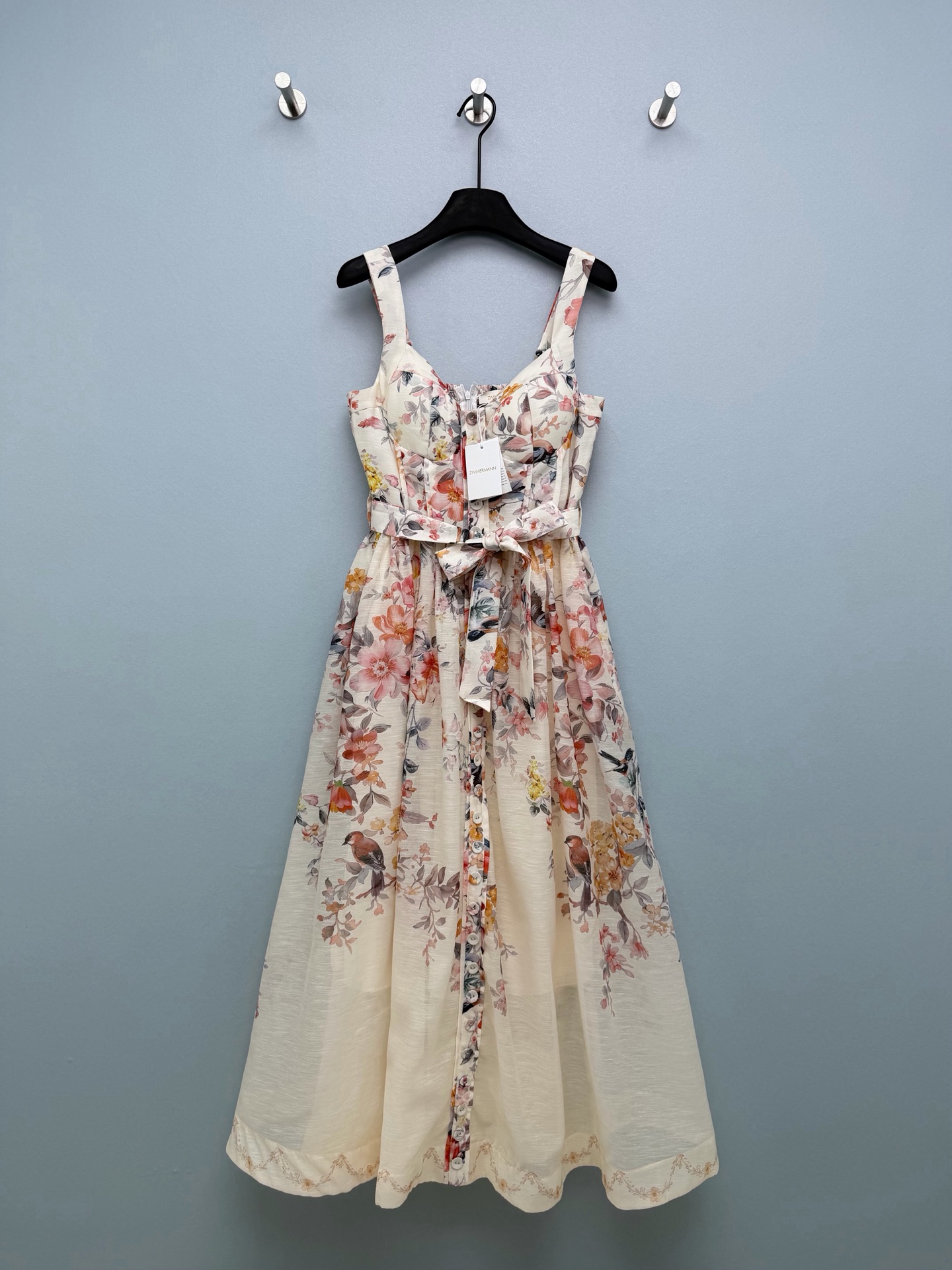 NO:755498,Zimmerman*26 new flower and bird print suspender midi skirt, French retro light luxury style, combines natural flower and bird elements with elegant silhouette, full of spring romance  Bra-style tailoring + belt of the same color, the waist is slimmed down and retro and refined, and the elasticated back design is comfortable and fits the body shape. Sisters with pear-shaped figures can close their eyes!  Wear it on dates, picnics, and vacations. It will directly fill the atmosphere. Taking photos will make you feel like you are in Monet's garden. Monochrome size 4 SMLXLB, Zimmerman-clothing, skirts,19860909Zimmerman*26新款花鸟印花吊带中长裙,法式复古轻奢风,将自然花鸟元素与优雅版型结合,充满春日浪漫气息 米白底色+粉橙花簇与飞鸟印花,像把春日林间的温柔画卷揉进面料里,亚麻混纺的肌理感轻盈透气,走路都带着风～ 胸衣式剪裁+同色系腰带,收腰显瘦又复古精致,后背松紧打揽设计舒服又贴合身形,梨形身材姐妹闭眼冲！ 约会、野餐、度假穿它,氛围感直接拉满,拍照超出片,仿佛置身莫奈的花园里 单色4码SMLXLB,兹默曼-服装,skirts,,Women's clothing