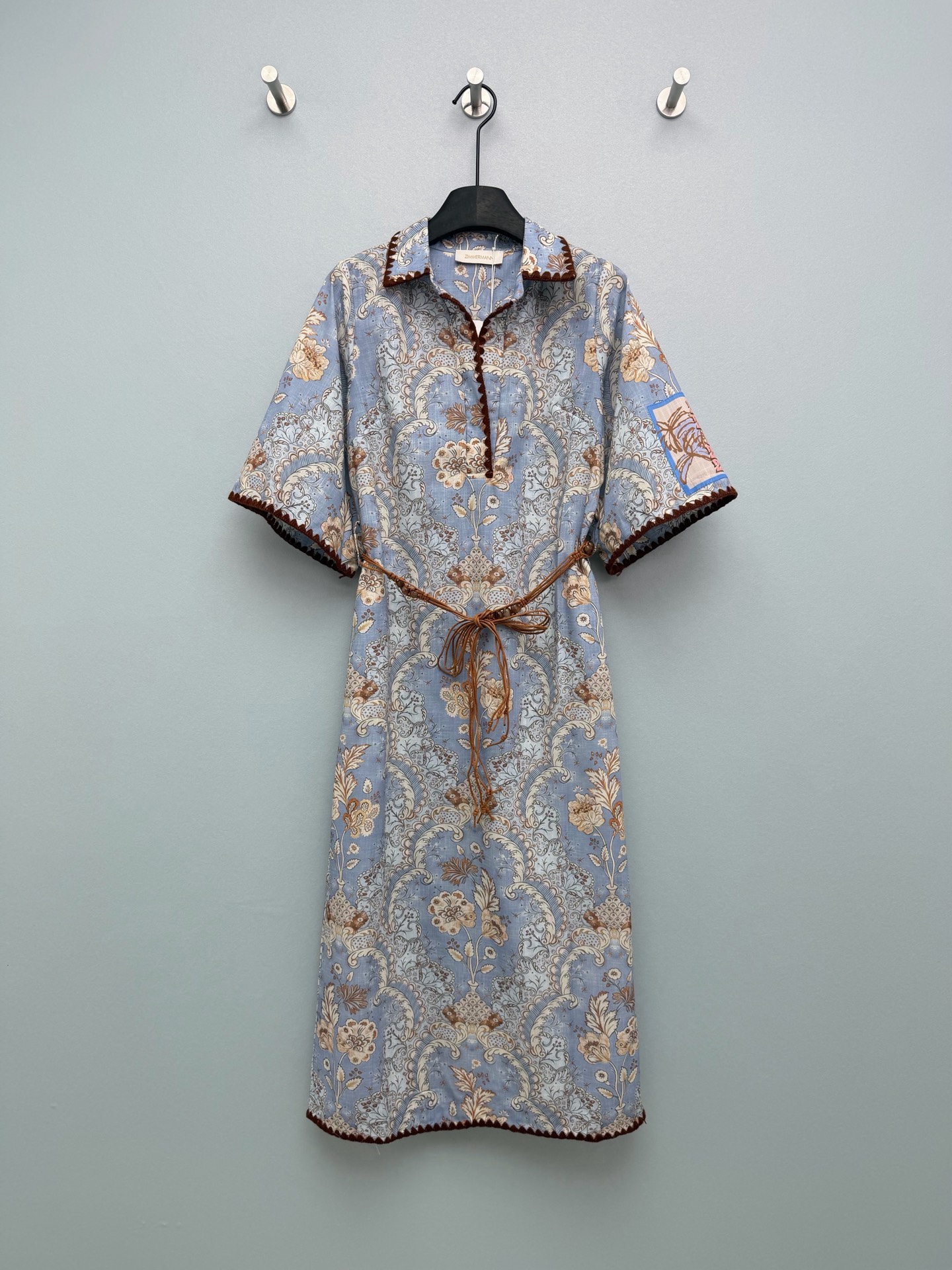 NO:755501,Zimmerman*26 new light blue paisley pattern shirt dress, bohemian light luxury style, combines retro patterns with casual styles, full of exotic vacation atmosphere ~ Light blue bottom + brown gold retro pattern, like the Mediterranean sunshine and exotic style blended into the fabric, the imitation linen blended texture is breathable and comfortable, and it is not boring to wear in summer ~  Brown crochet piping + interesting patches on the sleeves, the details are full yet delicate, the customized belt can be salty or sweet, the loose version hides the flesh and makes you look slimmer, pear-shaped sisters close their eyes! 单色4码SMLXLB,兹默曼-服装,skirts,shirts,19860909Zimmerman*26新款浅蓝佩斯利花纹衬衫裙,波西米亚轻奢风,将复古纹样与休闲版型结合,充满异域度假氛围~ 浅蓝底+棕金复古花纹,像把地中海的阳光与异域风情揉进面料里,仿亚麻混纺的肌理感透气又舒服,夏天穿完全不闷～ 棕色钩花滚边+袖部趣味补丁,细节拉满又不失精致,定制腰带可盐可甜,宽松版型藏肉显瘦,梨形身材姐妹闭眼冲！单色4码SMLXLB,兹默曼-服装,skirts,shirts,,Women's clothing