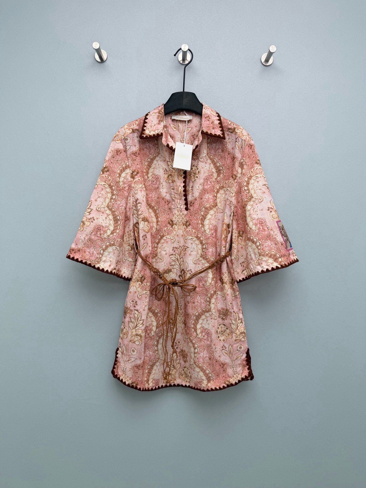 NO:755504,Zimmerman*26 new pink-toned paisley pattern shirt dress, bohemian light luxury style, combines retro patterns with casual styles, full of exotic vacation atmosphere~ Foundation + brown gold retro pattern, like blending the Mediterranean sunshine and exotic style into the fabric, the imitation linen blended texture is breathable and comfortable, and it is not boring to wear in summer~  Brown crochet piping + interesting patches on the sleeves, the details are full yet refined, the customized belt can be salty or sweet, the loose version hides the flesh and makes you look slimmer, sisters with pear-shaped figures close their eyes and rush. Single color size 4 SMLXLB, Zimmerman-clothing, skirts, shirts,19860909Zimmerman*26新款粉调佩斯利花纹衬衫裙,波西米亚轻奢风,将复古纹样与休闲版型结合,充满异域度假氛围~ 粉底+棕金复古花纹,像把地中海的阳光与异域风情揉进面料里,仿亚麻混纺的肌理感透气又舒服,夏天穿完全不闷～ 棕色钩花滚边+袖部趣味补丁,细节拉满又不失精致,定制腰带可盐可甜,宽松版型藏肉显瘦,梨形身材姐妹闭眼冲 单色4码SMLXLB,兹默曼-服装,skirts,shirts,,Women's clothing