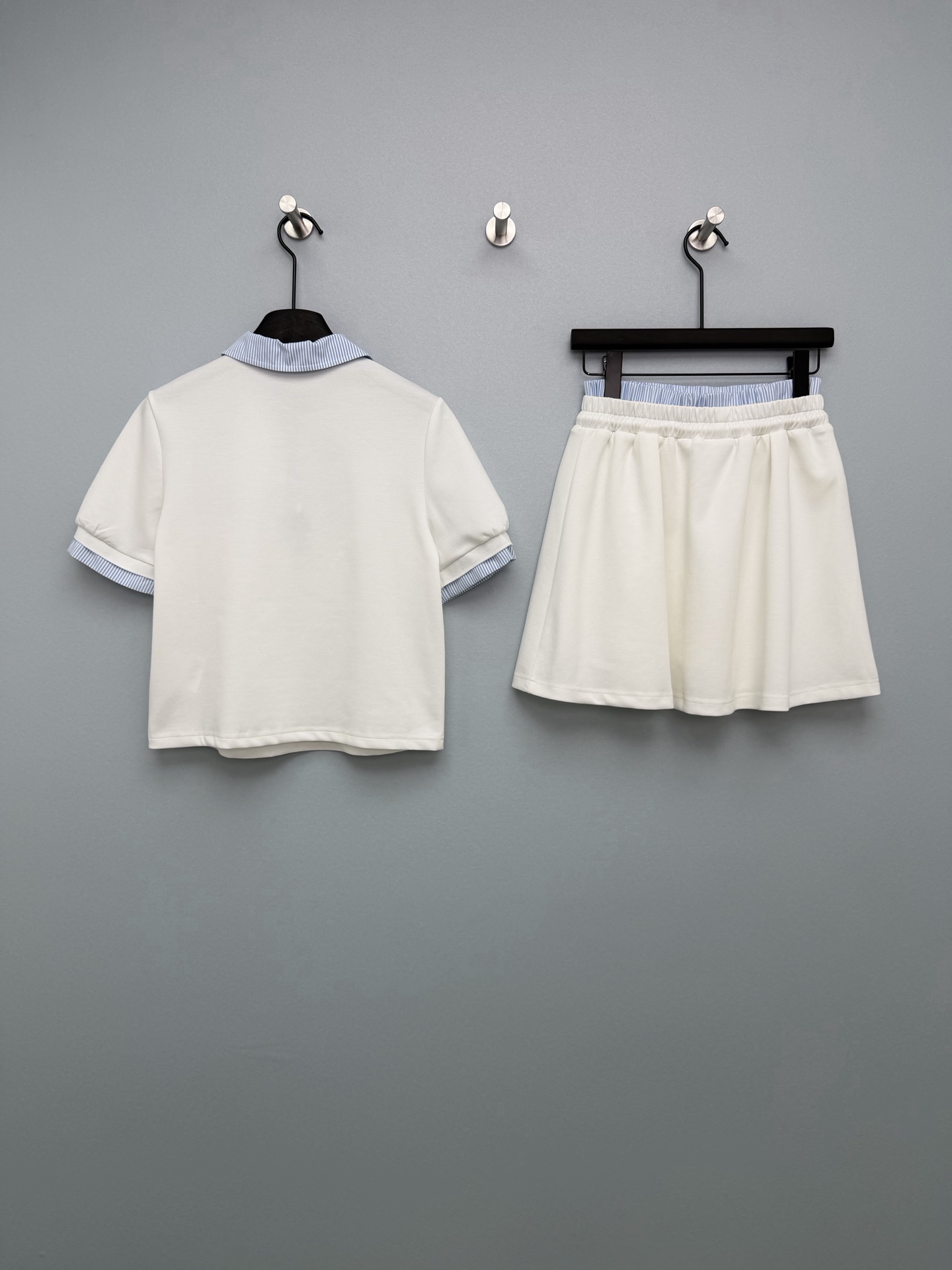Miu Mi*26新款撞色Polo领运动套装Polo短袖与半身裙的组合 蓝白细条纹翻领与袖口，与纯色衣身