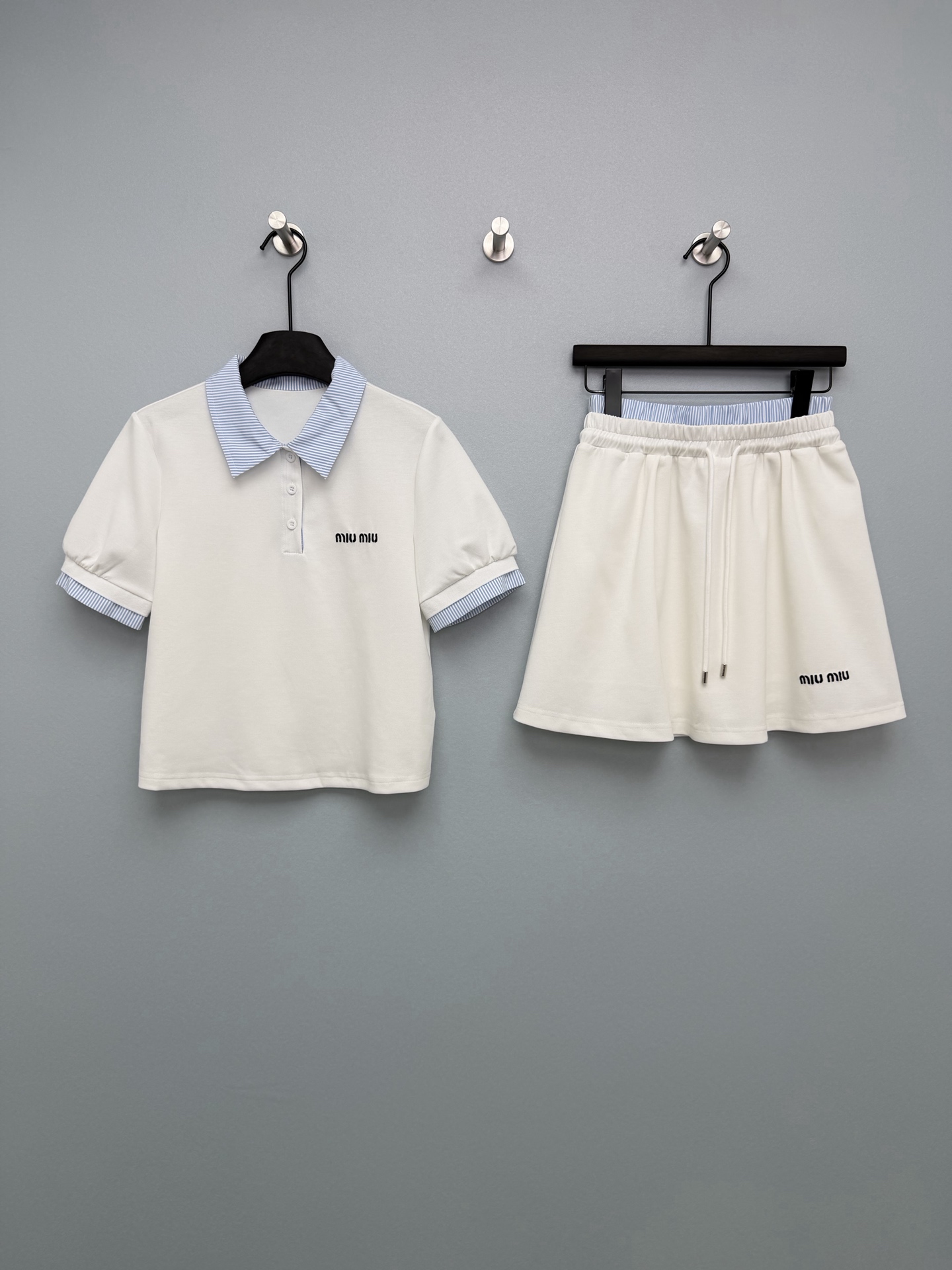 Miu Mi*26新款撞色Polo领运动套装Polo短袖与半身裙的组合 蓝白细条纹翻领与袖口，与纯色衣身