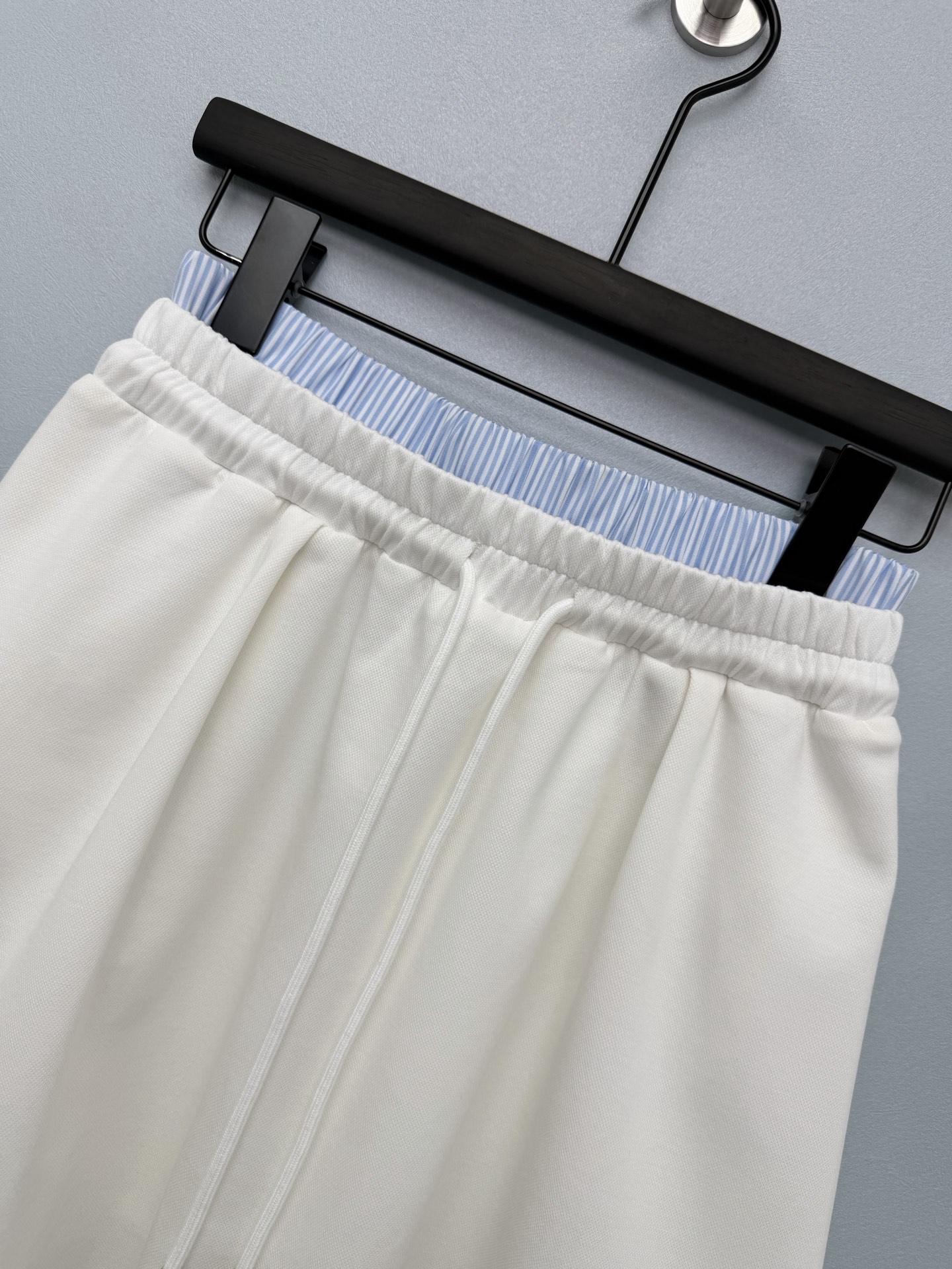 Miu Mi*26新款撞色Polo领运动套装Polo短袖与半身裙的组合 蓝白细条纹翻领与袖口，与纯色衣身