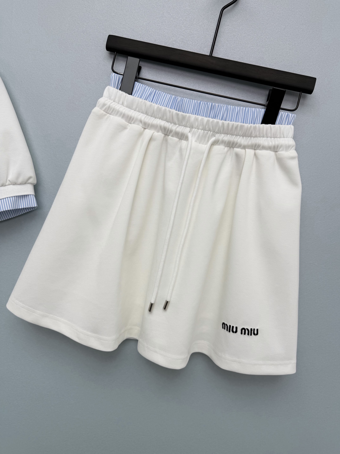 Miu Mi*26新款撞色Polo领运动套装Polo短袖与半身裙的组合 蓝白细条纹翻领与袖口，与纯色衣身