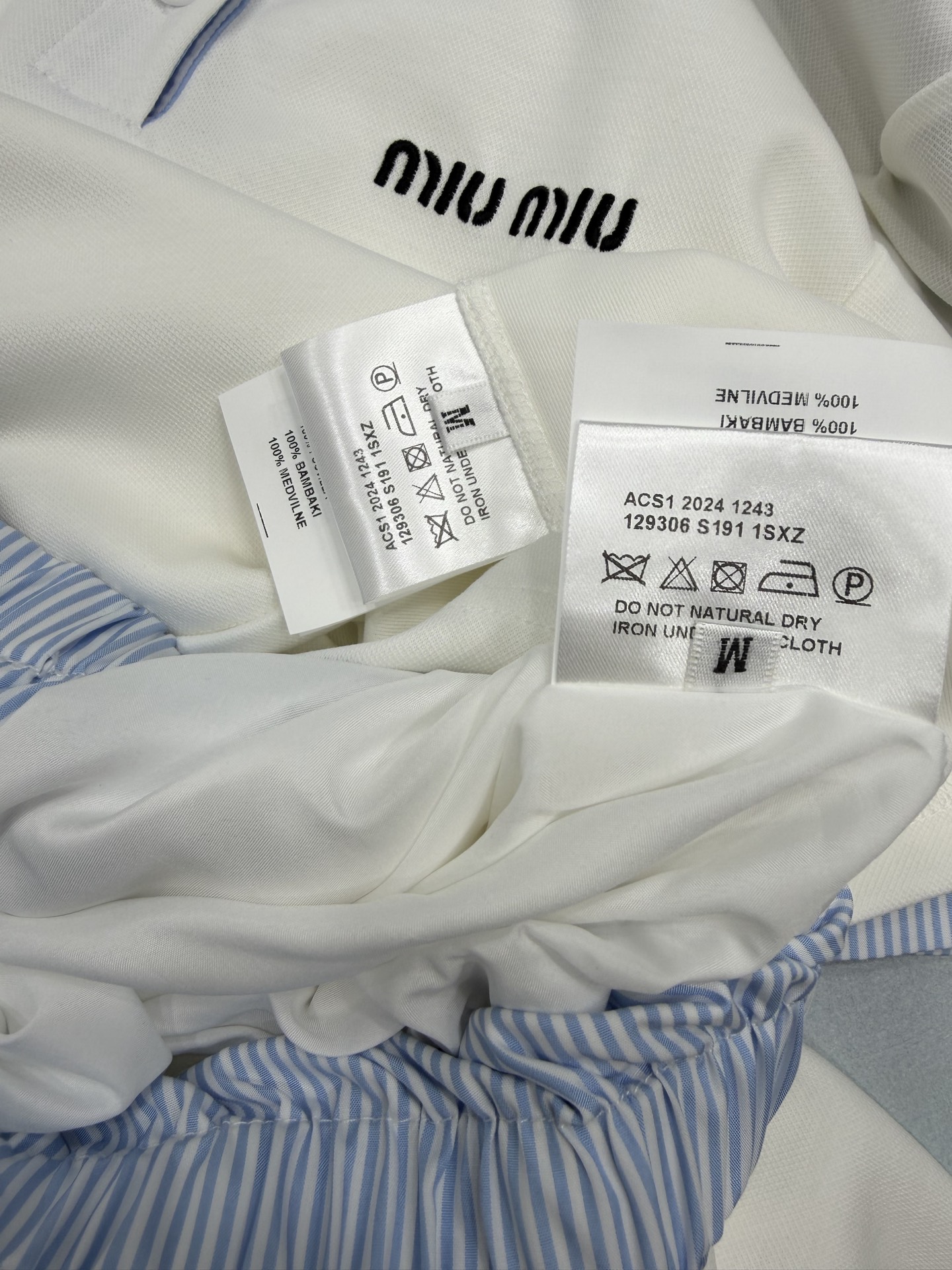 Miu Mi*26新款撞色Polo领运动套装Polo短袖与半身裙的组合 蓝白细条纹翻领与袖口，与纯色衣身