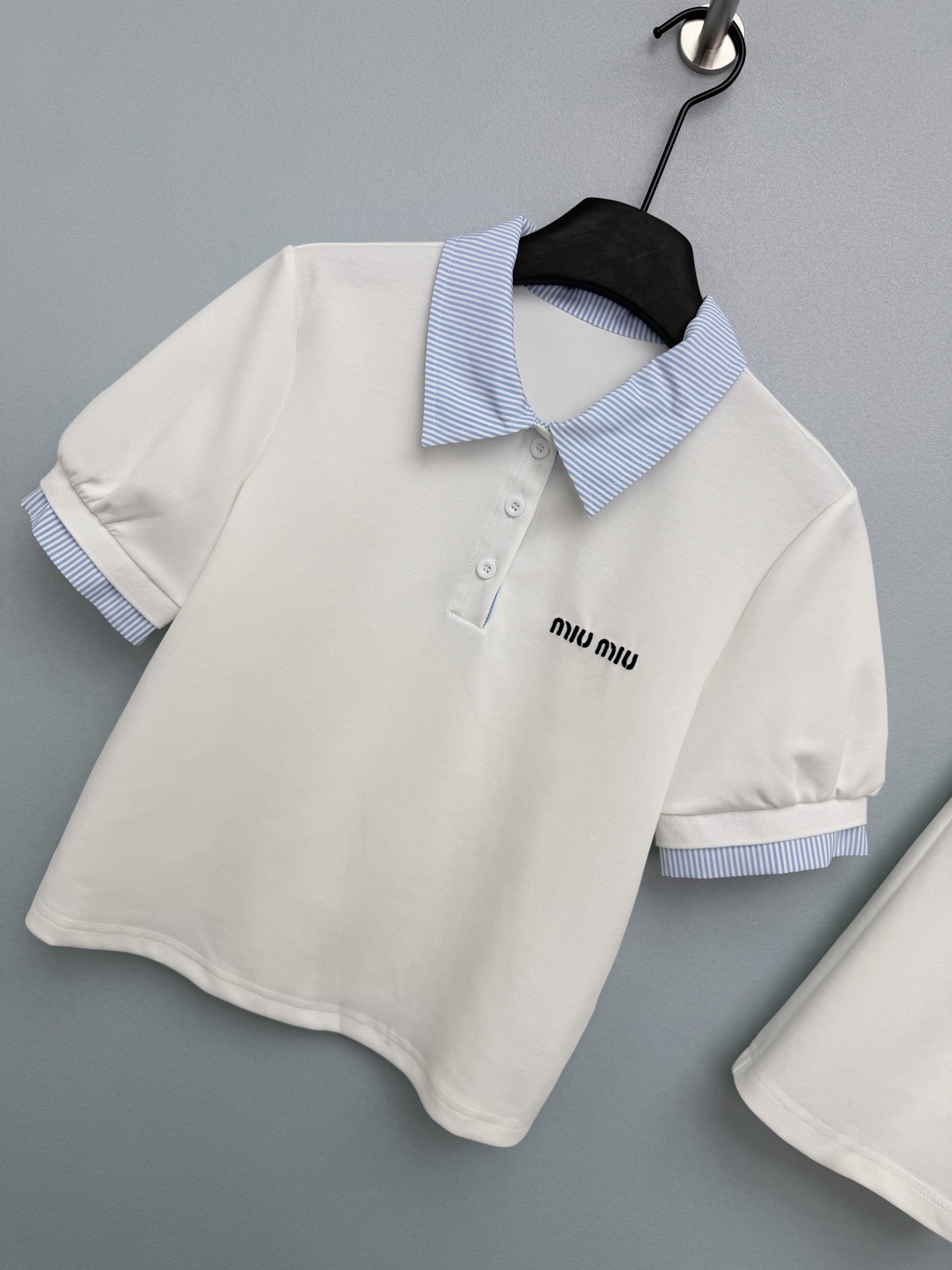 Miu Mi*26新款撞色Polo领运动套装Polo短袖与半身裙的组合 蓝白细条纹翻领与袖口，与纯色衣身