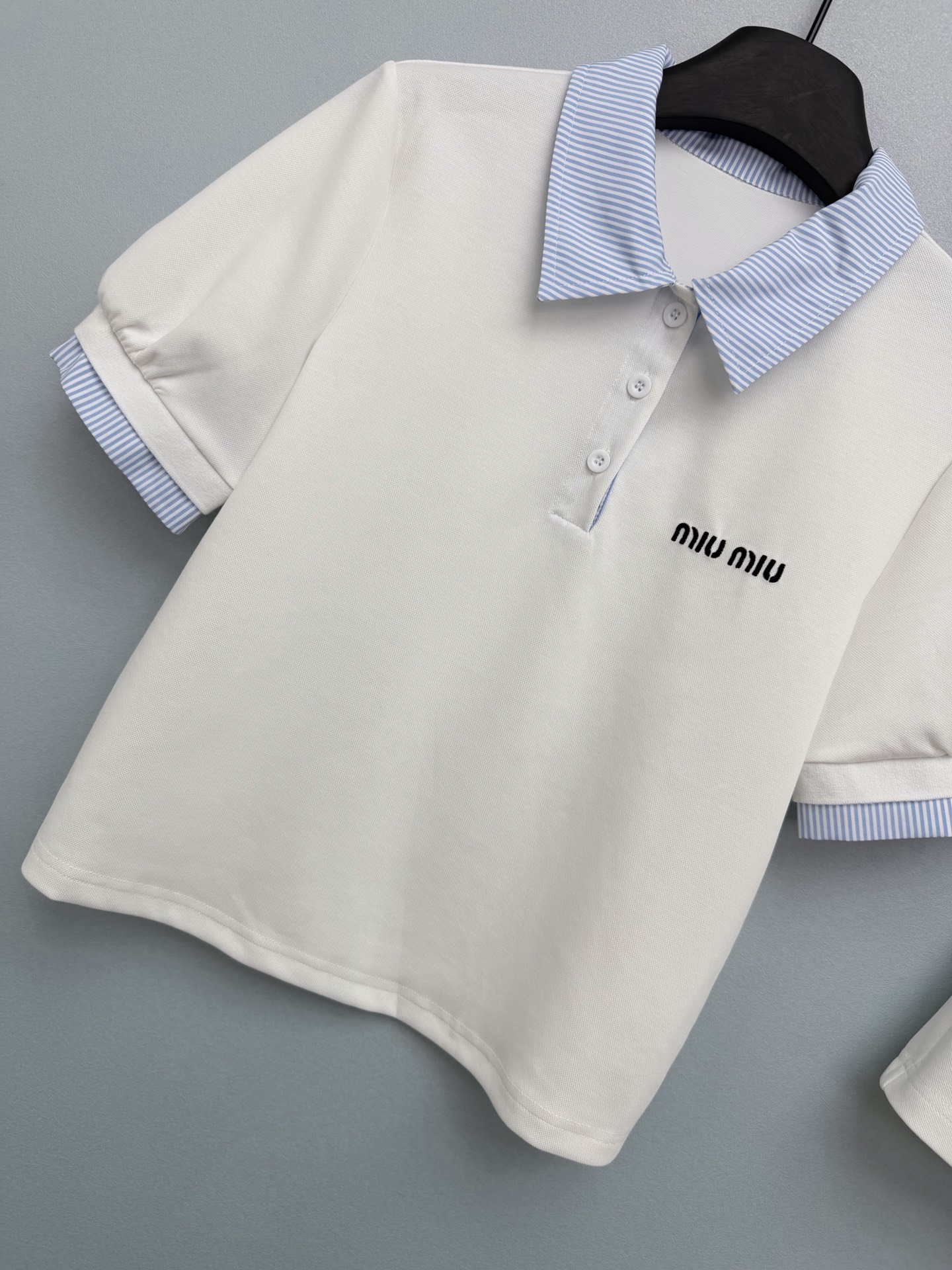 Miu Mi*26新款撞色Polo领运动套装Polo短袖与半身裙的组合 蓝白细条纹翻领与袖口，与纯色衣身