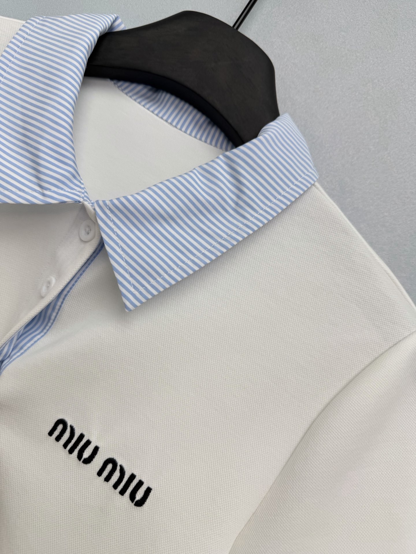 Miu Mi*26新款撞色Polo领运动套装Polo短袖与半身裙的组合 蓝白细条纹翻领与袖口，与纯色衣身