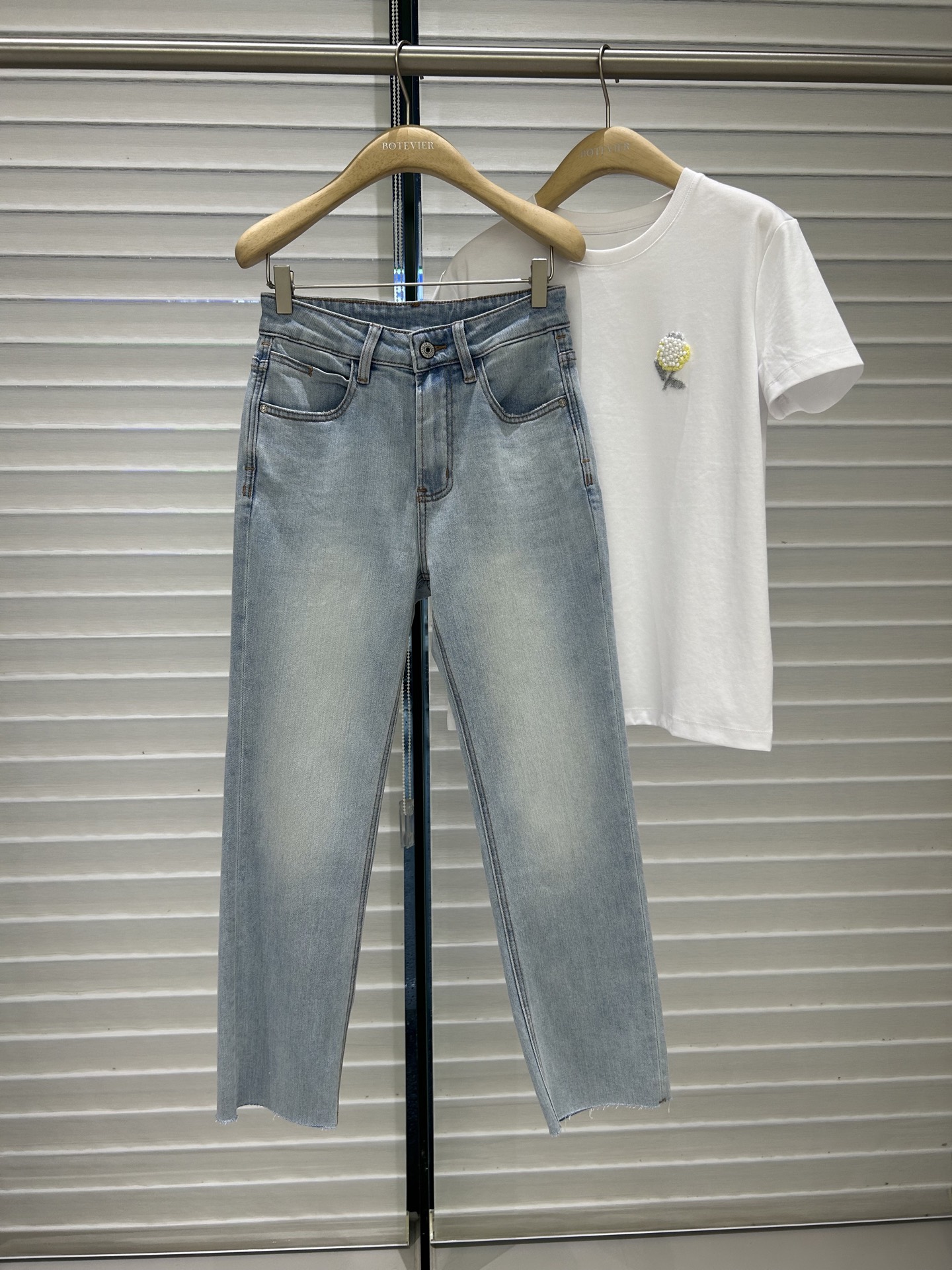 Floral Embroidered Denim Jeans - Summer Style, Comfortable Fit, Ankle Length 2 i1748439135275 2816 0 0
