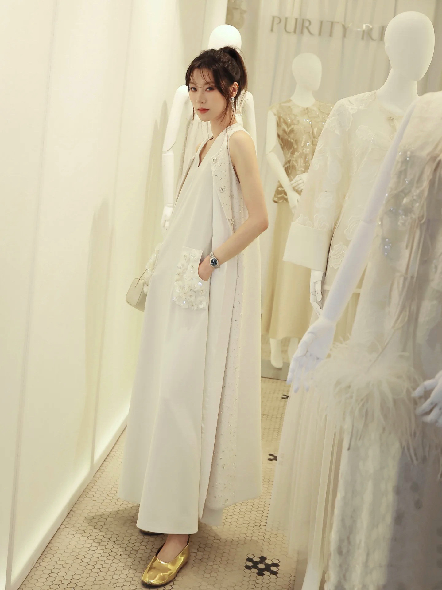 Luxurious Parisian Fashion: High-End Female Suit with Fragrance, Hand-Sewn Bouquets. - 图片 9