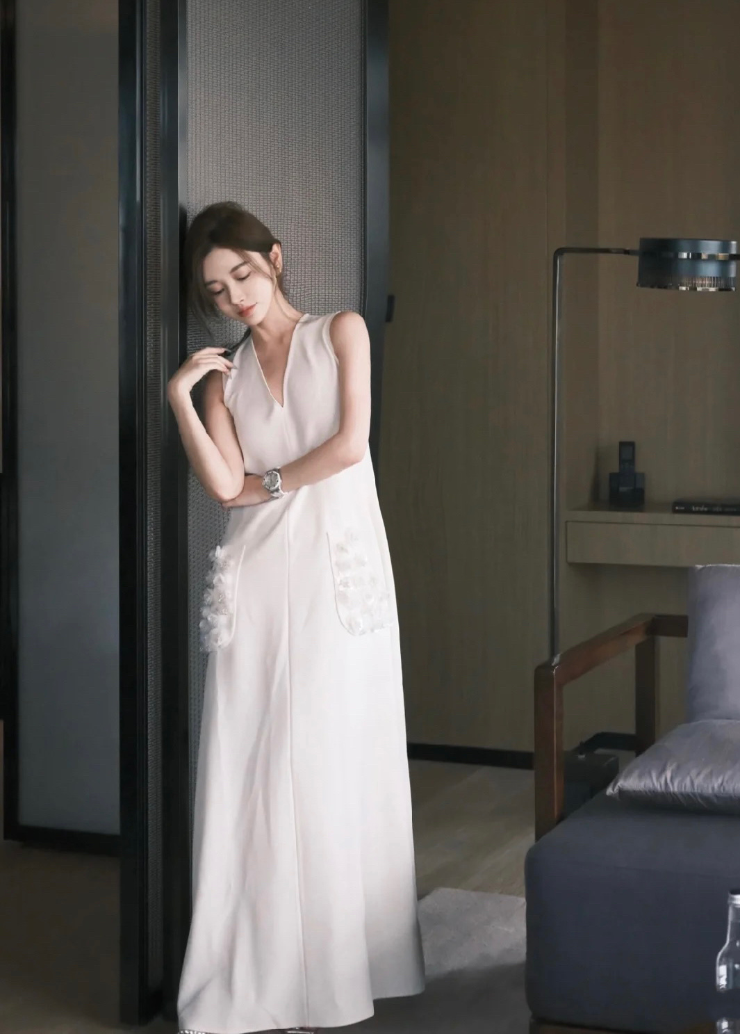 Luxurious Parisian Fashion: High-End Female Suit with Fragrance, Hand-Sewn Bouquets. - 图片 7