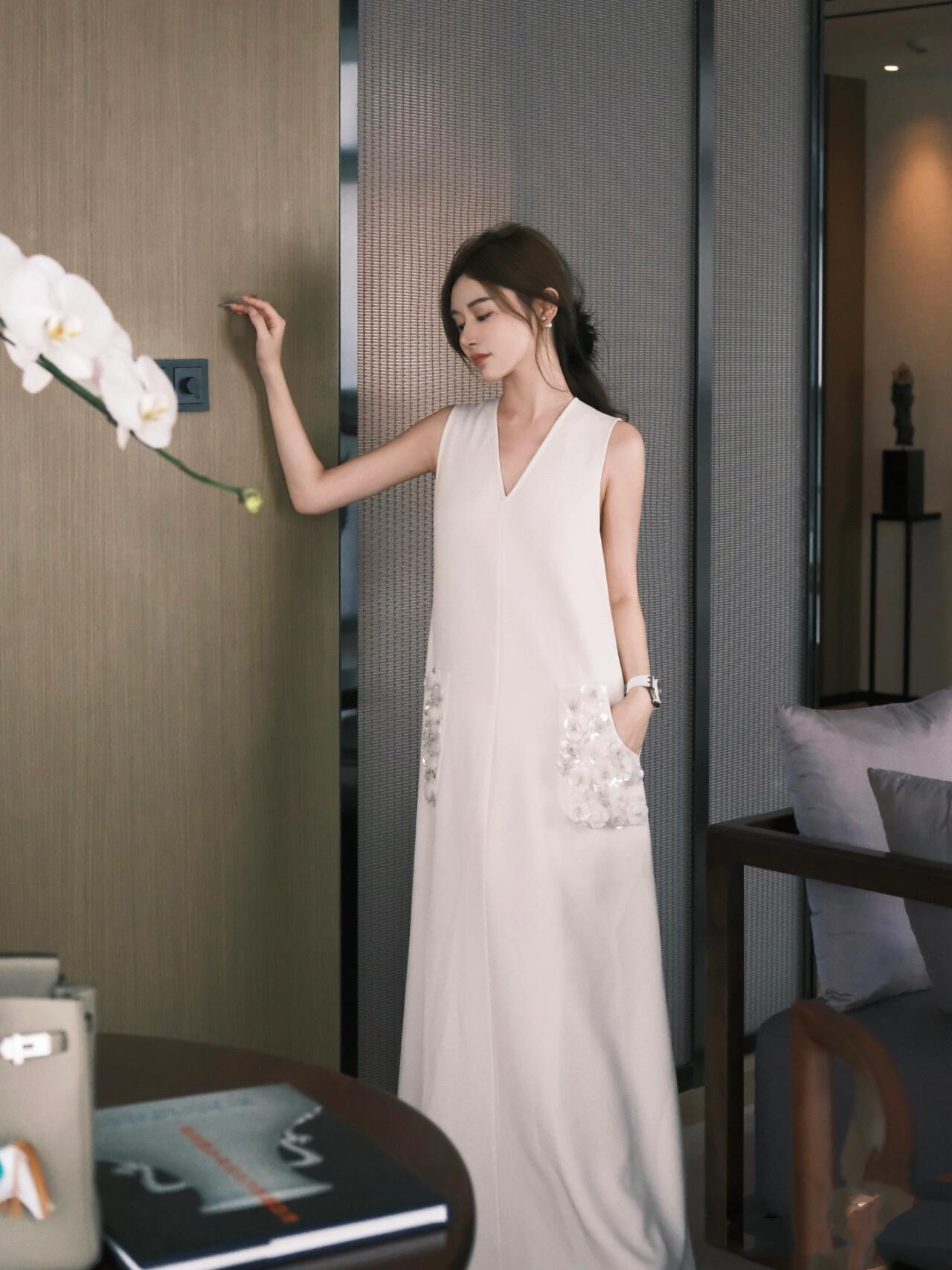 Luxurious Parisian Fashion: High-End Female Suit with Fragrance, Hand-Sewn Bouquets. - 图片 6