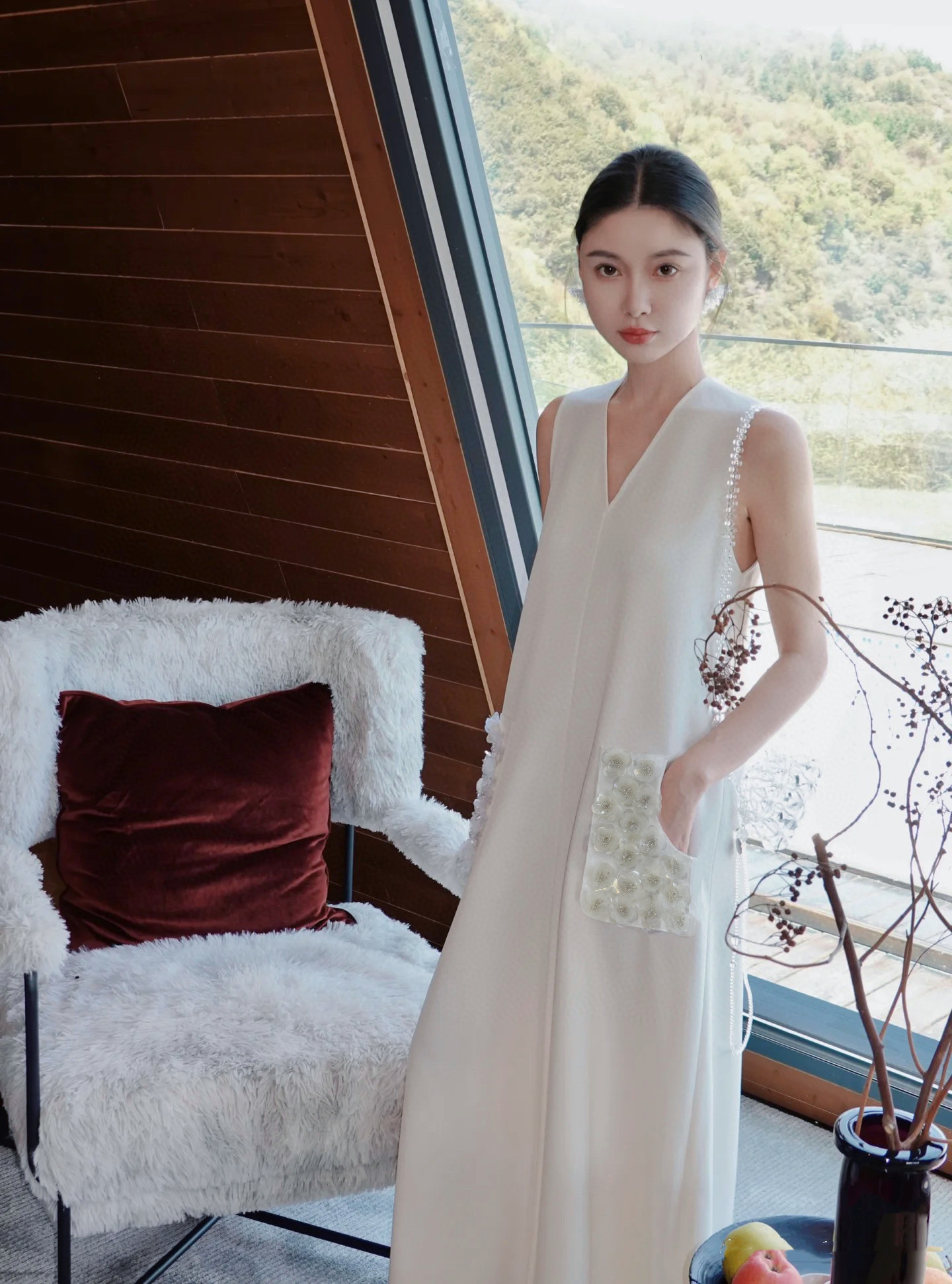 Luxurious Parisian Fashion: High-End Female Suit with Fragrance, Hand-Sewn Bouquets. - 图片 4