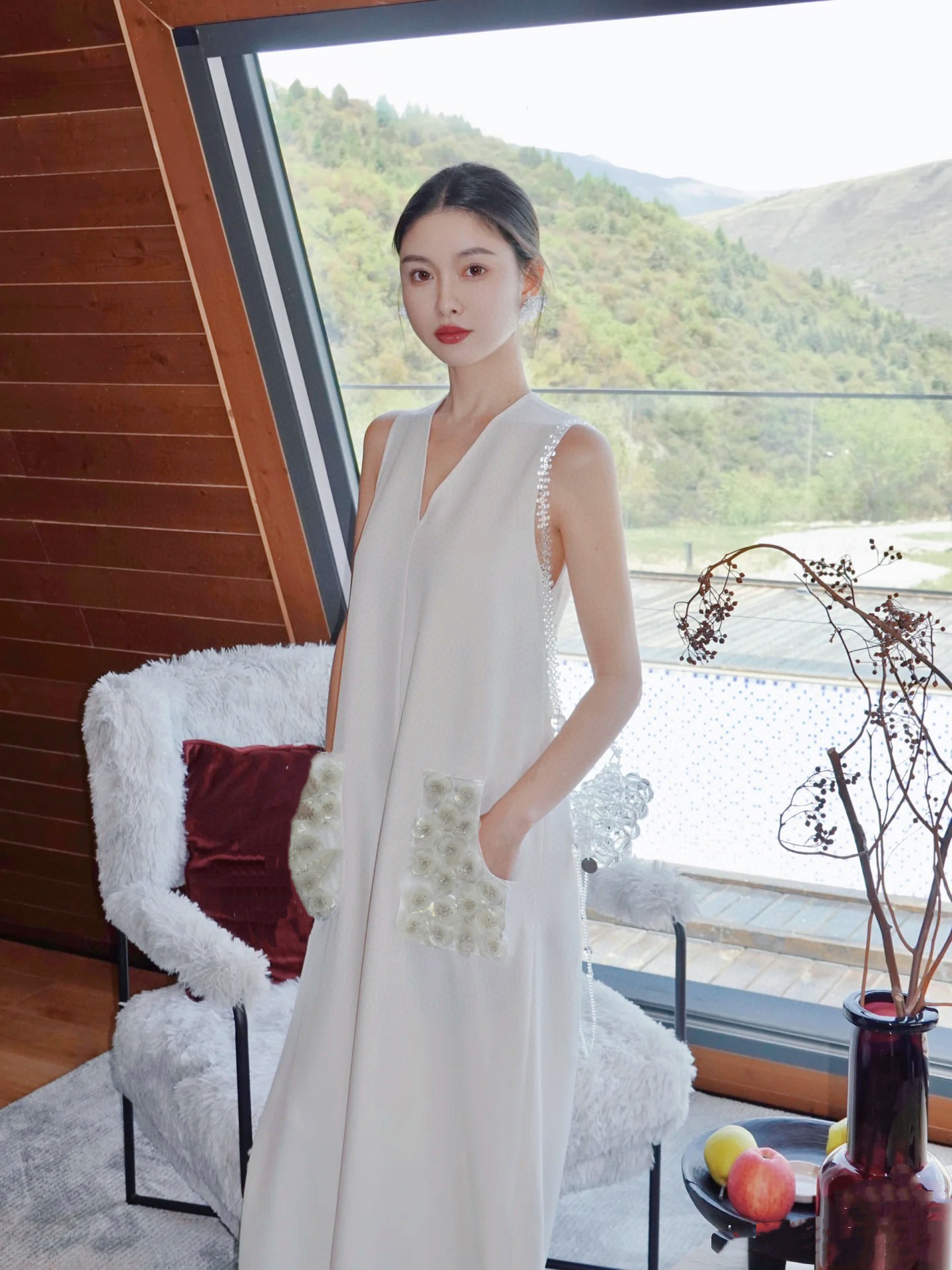 Luxurious Parisian Fashion: High-End Female Suit with Fragrance, Hand-Sewn Bouquets. - 图片 3