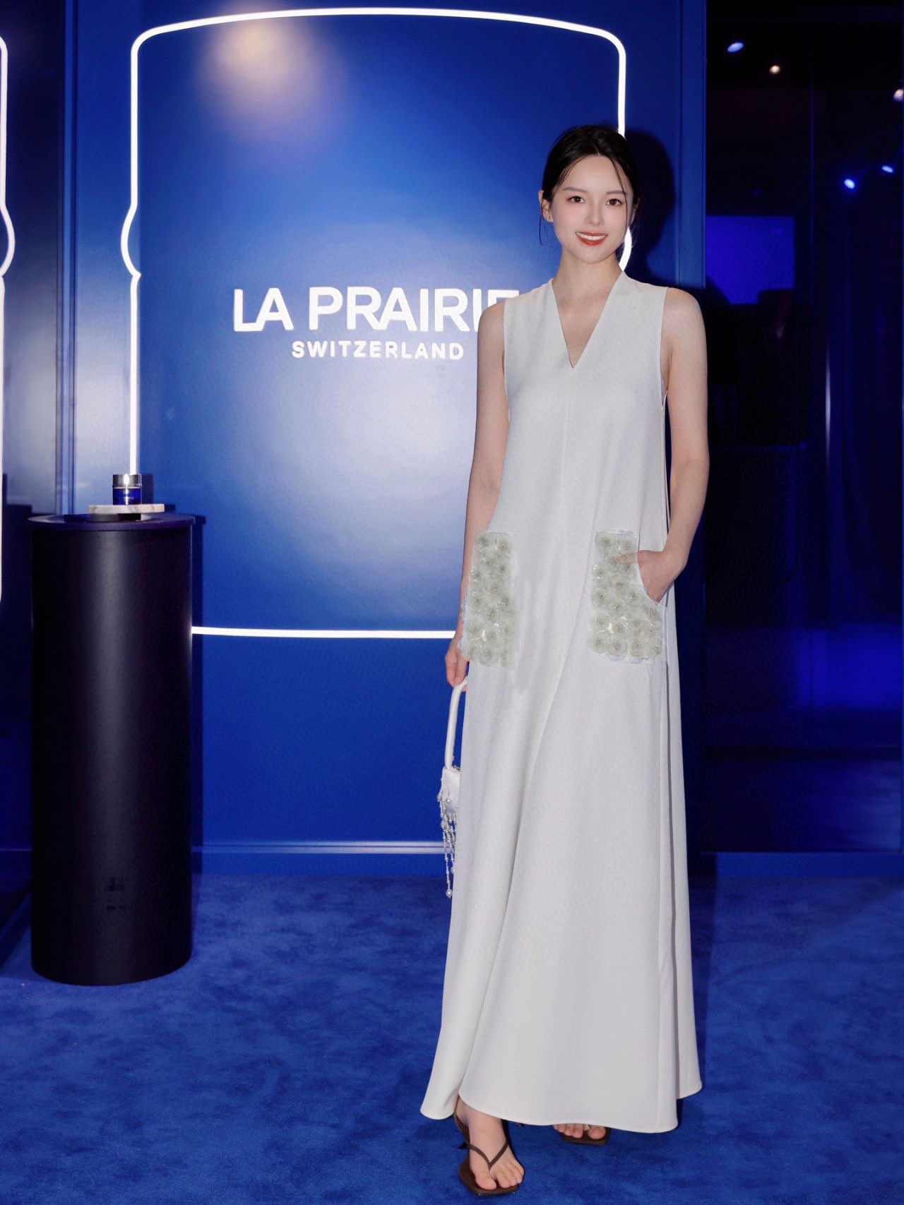 Luxurious Parisian Fashion: High-End Female Suit with Fragrance, Hand-Sewn Bouquets. - 图片 5