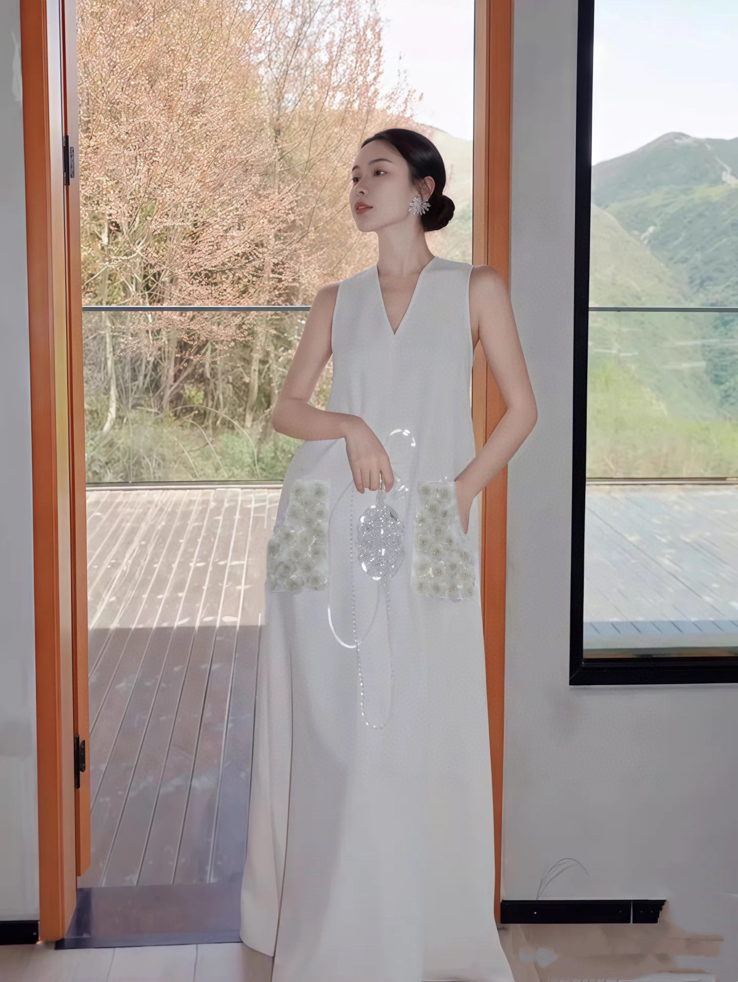 Luxurious Parisian Fashion: High-End Female Suit with Fragrance, Hand-Sewn Bouquets. - 图片 2