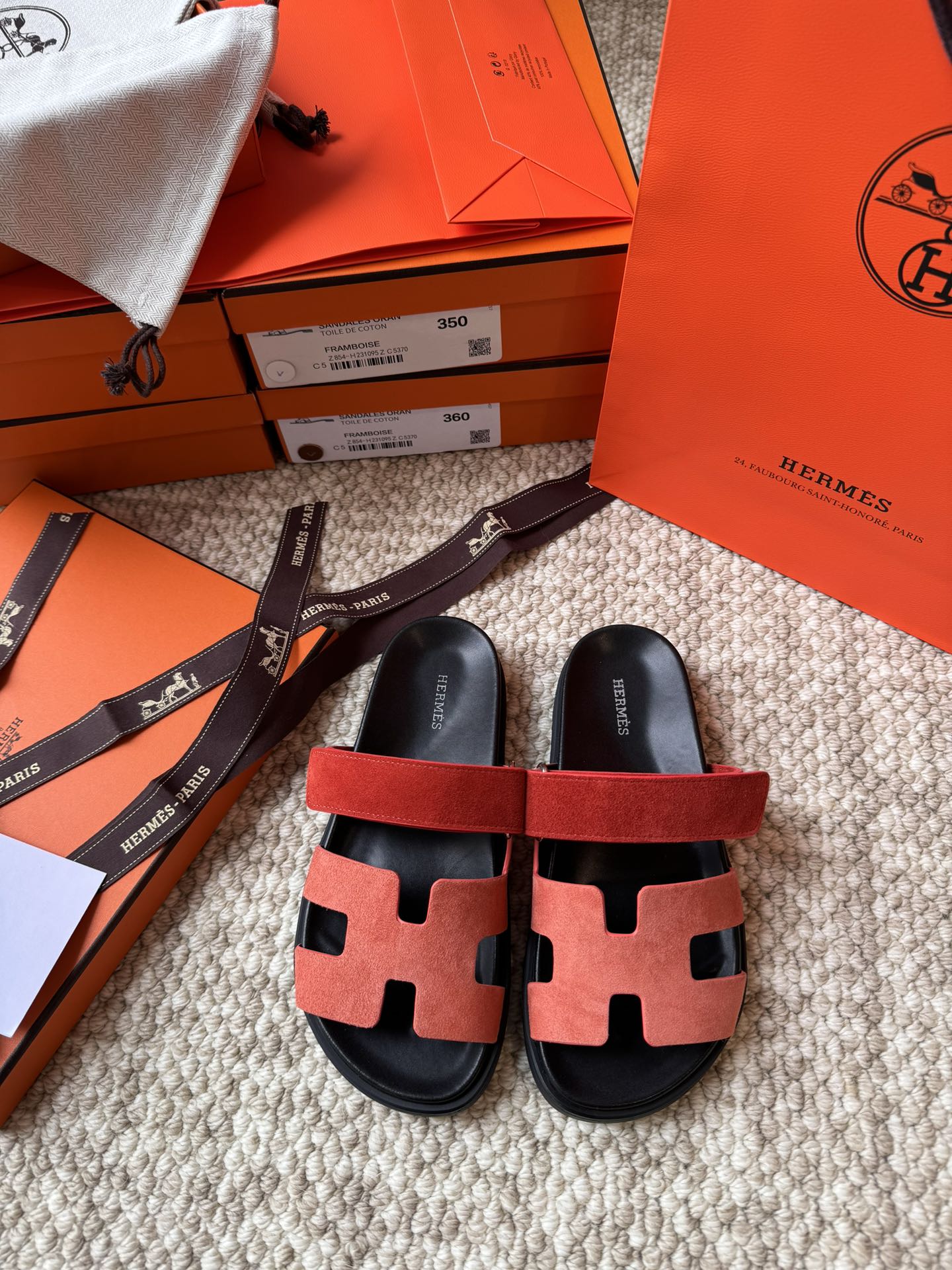 NO:229322,Top version Herme* H home chypre Velcro beach slippers Unexpectedly good looking Calfskin functional sandals, paired with ergonomic rubber sole and adjustable straps. Simple and smooth design, creating a comfortable and casual look. The upper is imported calfskin/sheep skin, imported water dyed beef, imported mixed-bred sheepskin footbed, Tpu anti-slip wear-resistant outsole is soft and very comfortable. Size women 35-42 men 40-45 (female 40.41.42 men 45 custom made, slippers, hermes, sandals, slippers, cowhide, sheepskin, sheep19860909顶级版本 Herme* H家 chypre魔术贴沙滩拖鞋 出乎意料的好看 小牛皮机能风凉鞋,搭配人体工学橡胶鞋底和可调节袢带. 设计简约流畅,打造舒适休闲造型  鞋面为进口小牛皮/羊京皮,进口水染牛里,进口混种羊皮垫脚,Tpu防滑耐磨大底软软的非常舒服 Size女35-42 男40-45（女40.41.42男45定做,拖鞋,hermes,sandals,slippers,cowhide,sheepskin,sheep,Women's Shoes