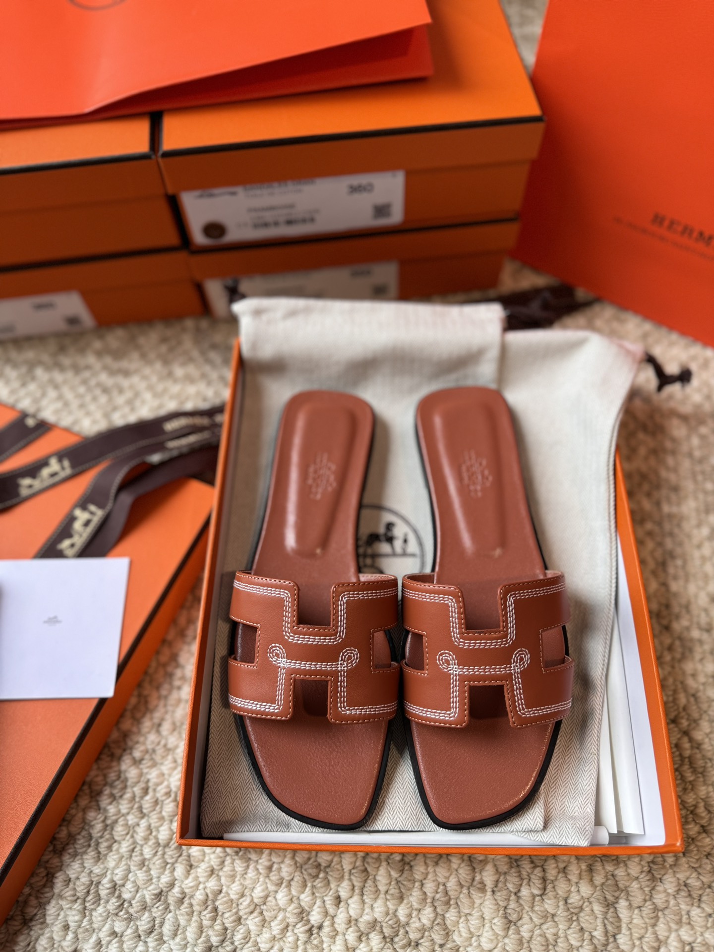 NO:229305,Who doesn't love H-drags? One of the essential tools for everyone. Classic and high-end, super invincible and easy to match, classic and outdated. There is no fancy design, only super classic H-drags. It is most suitable for dressing skirts on summer vacation. However, daily matching short skirts, long trousers, shorts are very good, and you don't have to worry about getting your feet worn alone. It's easy to match and doesn't overturn it. It's definitely a classic universal drag. The comfort is really at the ceiling level. No matter how long you walk, you won't feel tired, and you'll have to pedal in summer. It's impossible to refuse anyone who sees it. It's really strongly recommended. Fully handmade, one-on-one high-end private customization. This product is a high-end handmade product, and the production period is about 3-4 days. We use imported Italian and European original A-grade leather large sole, imported leather, handmade, and the comfort of the foot is amazing. The original pk version is no pressure at all.  Size 35–39 (34.40.41.42.43 can be customized, but not returned or exchange), slippers, slippers, skirts, shorts, Leather soles19860909H拖经典清凉又时尚单品谁不爱呀人手必备神器之一 经典又高级超级无敌好搭配,经典又不过时.没有花里胡哨的设计,只有超级经典的H拖.在夏天度假穿裙子搭配最适合不过,日常搭配短裙长裤短裤都是很好看单穿也不怕会磨脚,搭配起来容易至极,也不翻车,绝对是经典的万能拖.舒适感真的天花板级别,走再久都不觉得累脚夏天懒人一脚蹬必备.谁见都是无法拒绝的,真的是好绝强力推荐 全手工制作,一对一制作高端私人定制. 本产品为高端手工订制产品,制作货期约3–4天左 右 我们采用进口意大利欧洲原A级真皮大底,进口皮质,手工制作,上脚舒适度爆赞 ,随意pk原版丝毫无压力. 码数35–39（34.40.41.42.43可定做,但不退换）,拖鞋,slippers,skirts,shorts,Leather soles,Women's Shoes