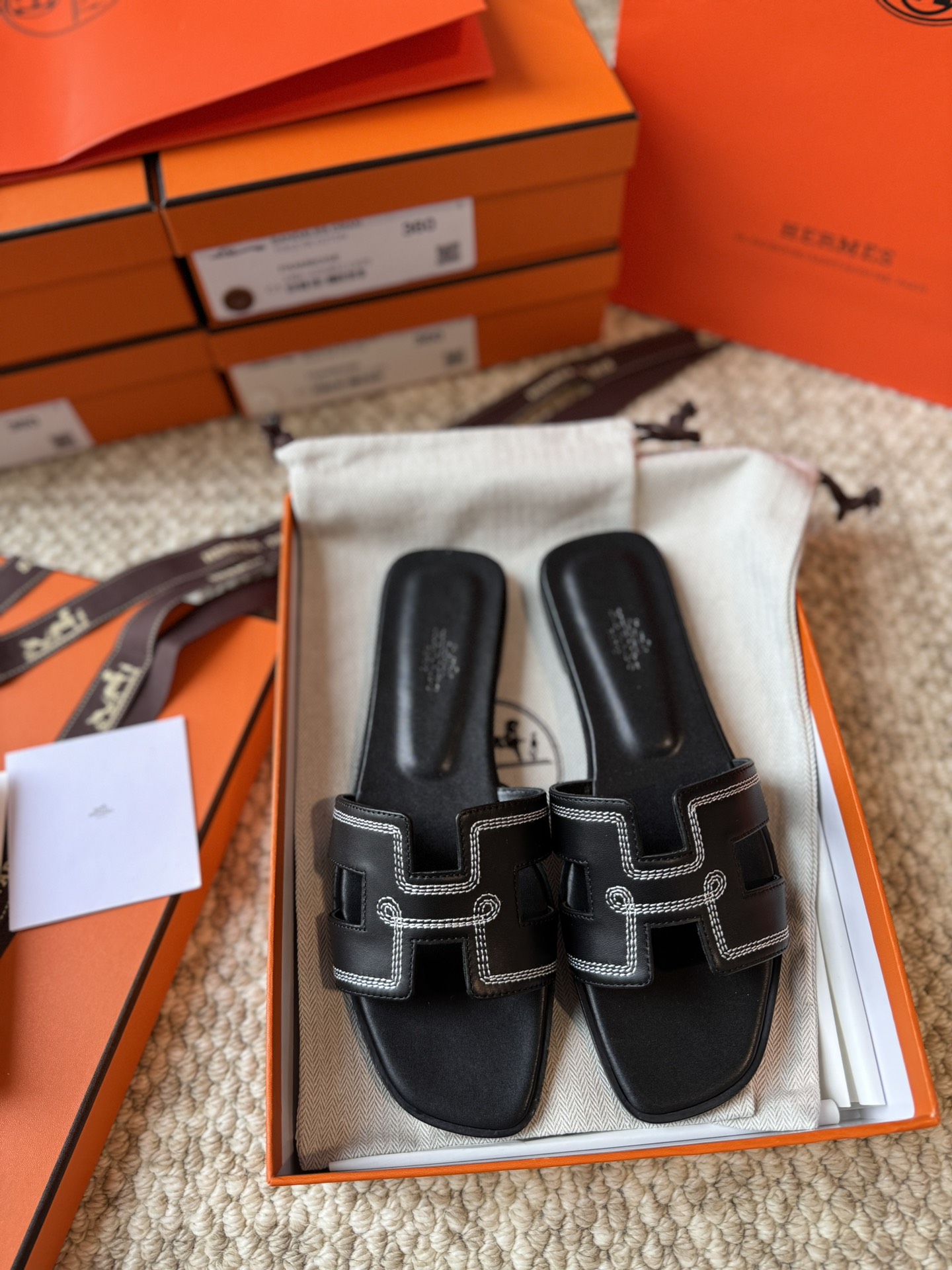 NO:229304,Who doesn't love H-drags? One of the essential tools for everyone. Classic and high-end, super invincible and easy to match, classic and outdated. There is no fancy design, only super classic H-drags. It is most suitable for dressing skirts on summer vacation. However, daily short skirts, long trousers, shorts are very good, and you don't have to worry about getting your feet worn alone. It's easy to match and doesn't overturn it. It's definitely a classic universal drag. The comfort is really at the ceiling level. No matter how long you walk, you won't feel tired, and you'll have to take a long time. It's a must-have for lazy people to pedal in summer. Anyone can't refuse it. It's really strongly recommended. Color plain black car line is fully handmade, one-on-one high-end private customization. This product is a high-end handmade product, and the production period is about 3-4 days. We use imported Italian and European original A-grade leather large sole, imported leather, handmade, and the comfort of the foot is amazing. The original pk version is no pressure at all.  Size 35–39 (34.40.41.42.43 can be customized, but not returned or exchange), slippers, slippers, skirts, shorts, Leather soles19860909H拖经典清凉又时尚单品谁不爱呀人手必备神器之一 经典又高级超级无敌好搭配,经典又不过时.没有花里胡哨的设计,只有超级经典的H拖.在夏天度假穿裙子搭配最适合不过,日常搭配短裙长裤短裤都是很好看单穿也不怕会磨脚,搭配起来容易至极,也不翻车,绝对是经典的万能拖.舒适感真的天花板级别,走再久都不觉得累脚夏天懒人一脚蹬必备.谁见都是无法拒绝的,真的是好绝强力推荐 颜色平纹黑色车线 全手工制作,一对一制作高端私人定制. 本产品为高端手工订制产品,制作货期约3–4天左 右 我们采用进口意大利欧洲原A级真皮大底,进口皮质,手工制作,上脚舒适度爆赞 ,随意pk原版丝毫无压力. 码数35–39（34.40.41.42.43可定做,但不退换）,拖鞋,slippers,skirts,shorts,Leather soles,Women's Shoes